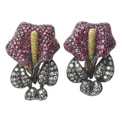 Moira Design Orecchini di rubini, diamanti, argento e oro con giglio di calla