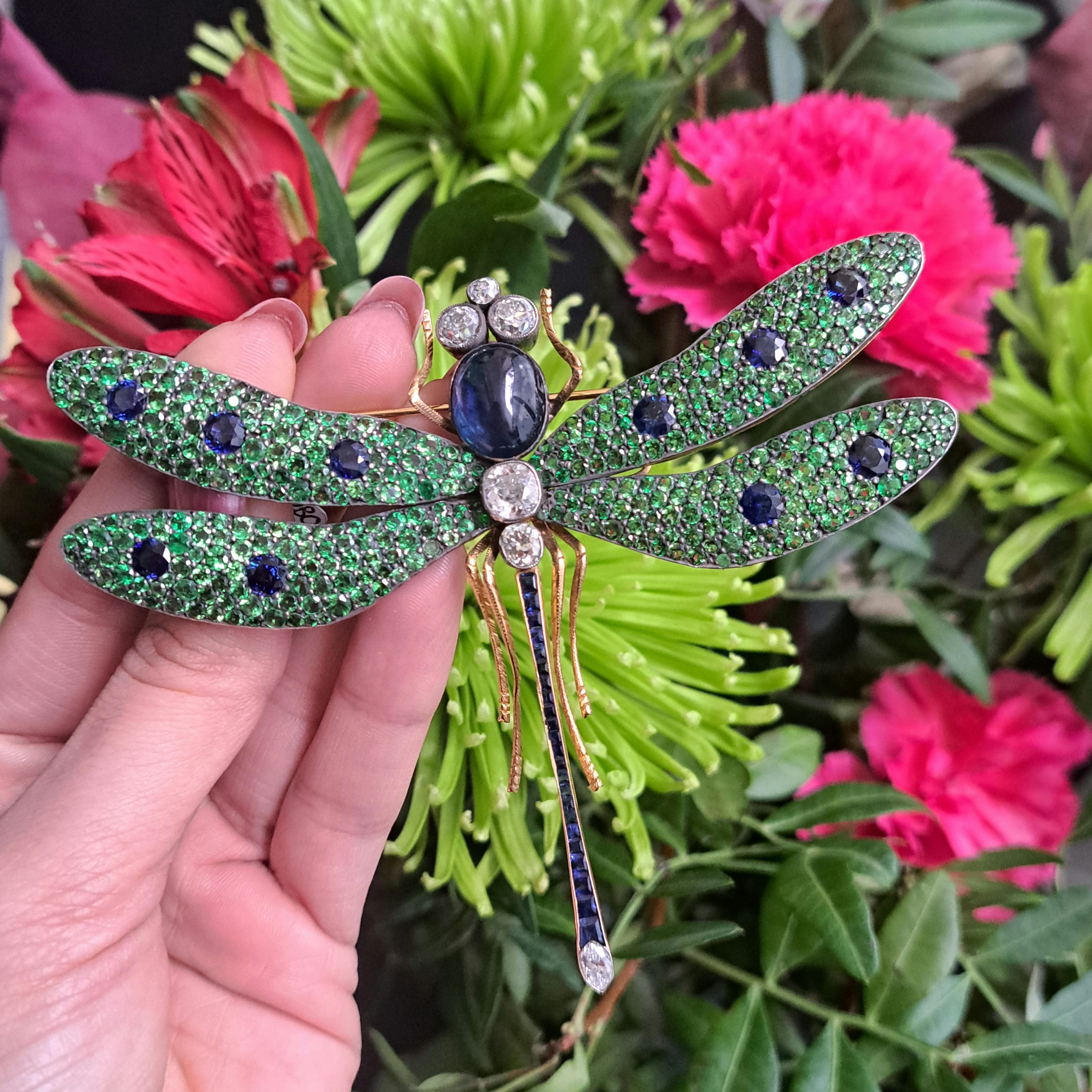 Taille ronde Broche libellule en grenat vert moira, diamant, saphir, argent et or en vente