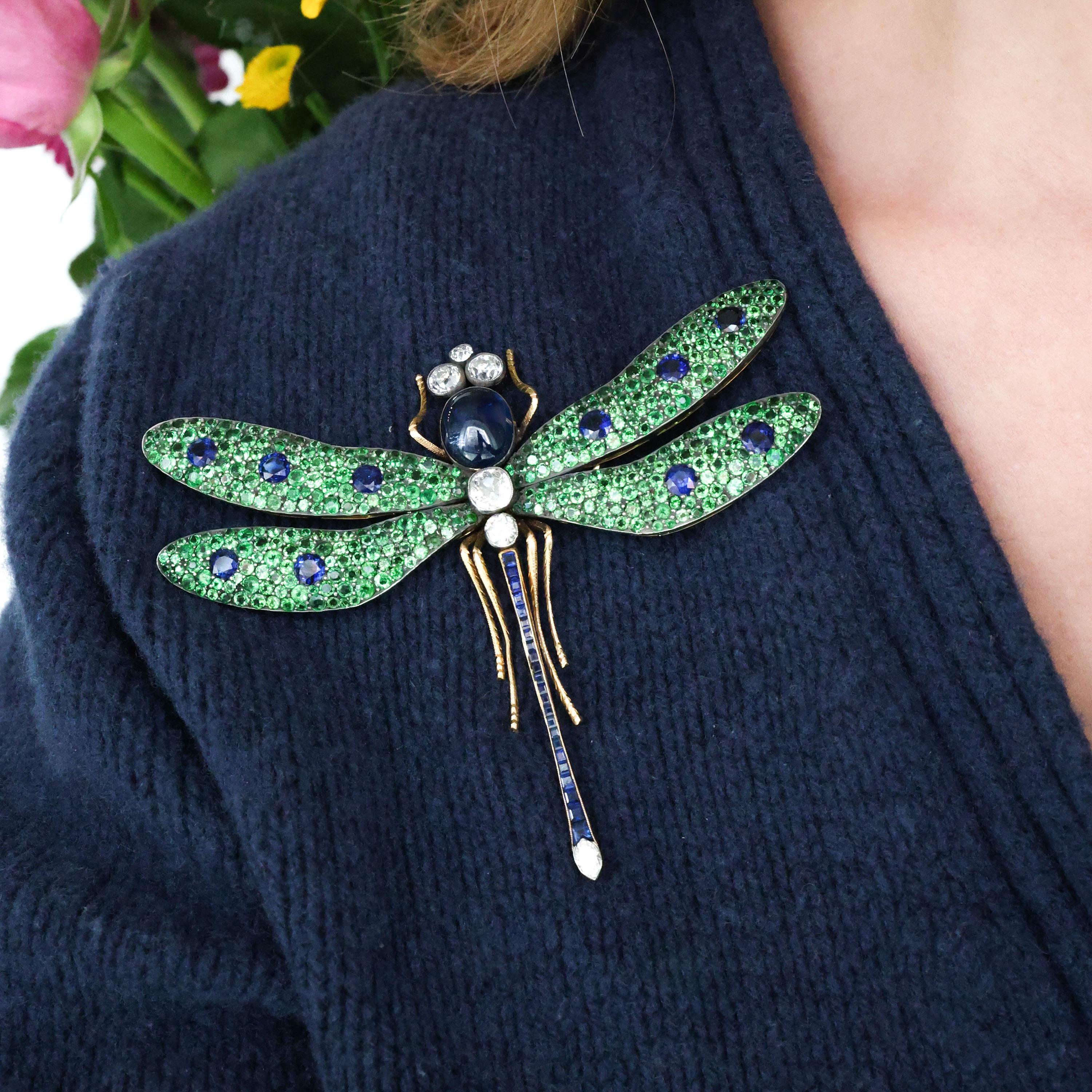 Moira Green Granate, diamante, zafiro, plata y oro, broche libélula Corte redondo en venta