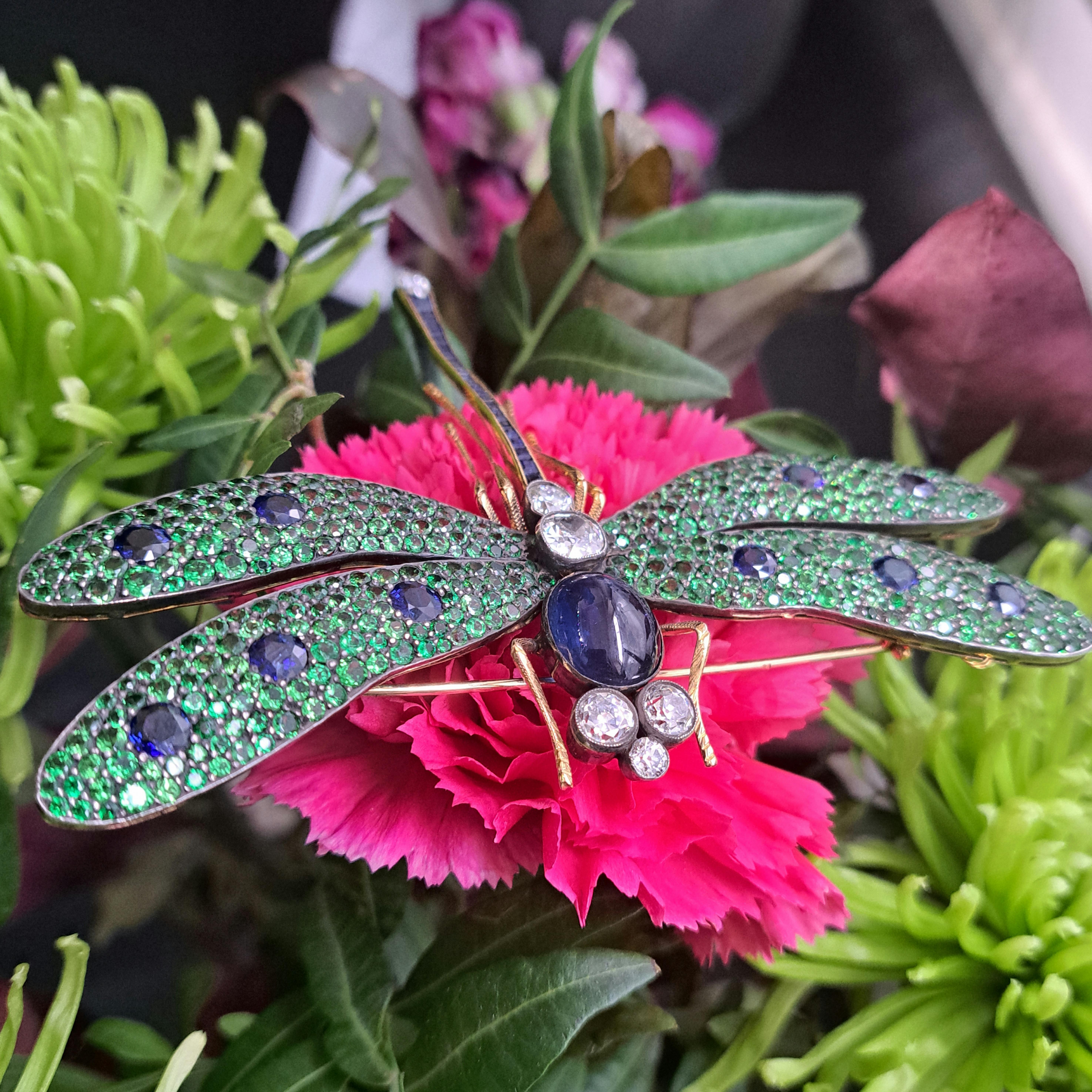 Broche libellule en grenat vert moira, diamant, saphir, argent et or Excellent état - En vente à London, GB