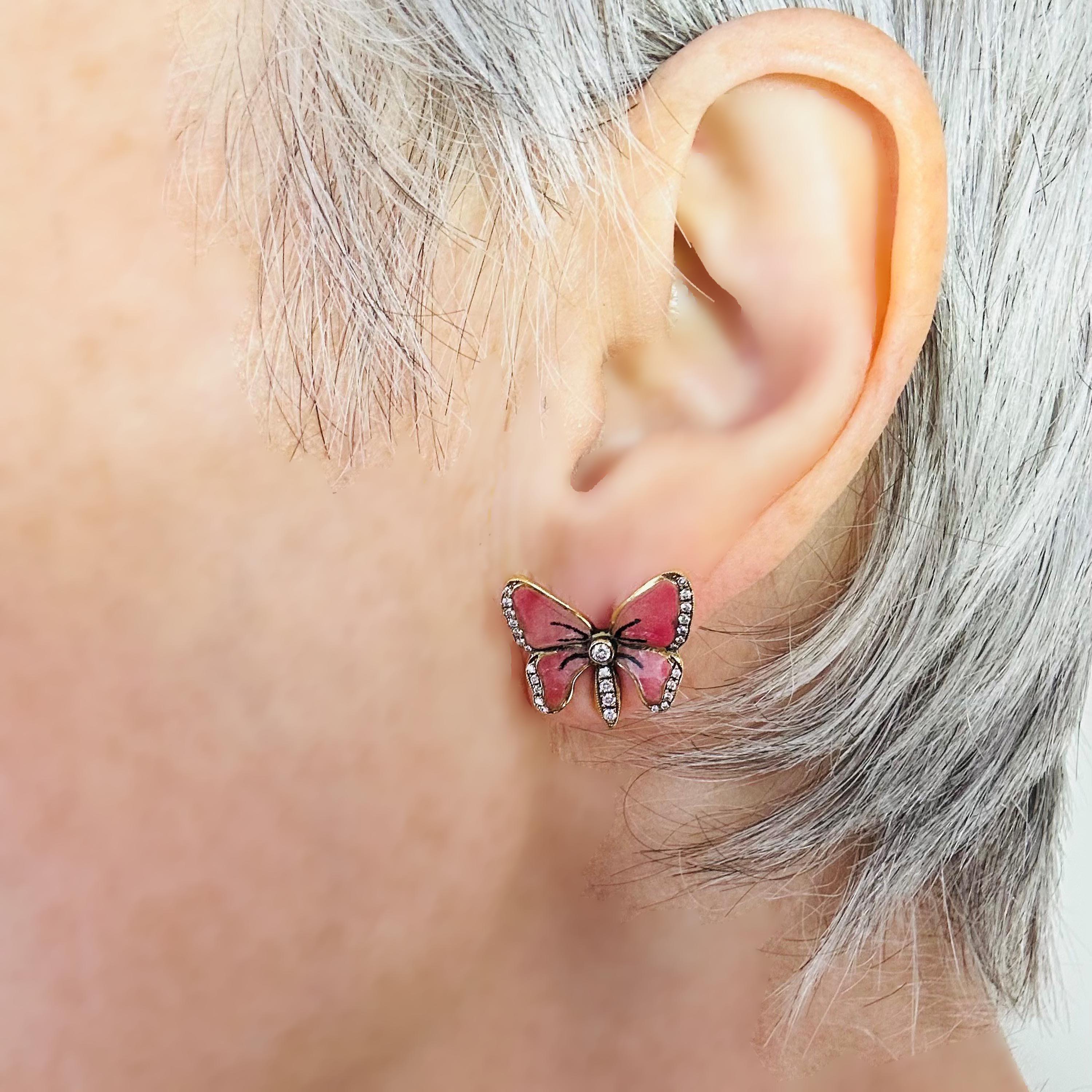Taglio brillante Orecchini a farfalla in oro, diamanti e smalto Pink Plique à Jour di Moira in vendita