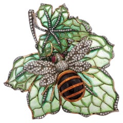 Moira Plique à Jour Broche Abeja Esmalte y Diamantes Oro Amarillo 18K Moira Plique à Jour Broche Abeja Esmalte y Diamantes Oro Amarillo 18K