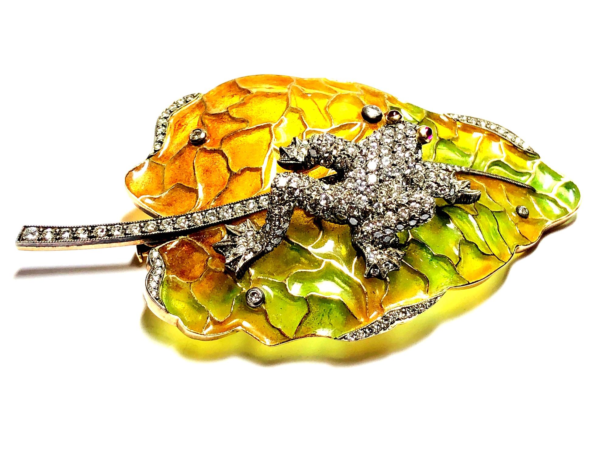 Moderne Moira Plique À Jour Broche grenouille sur feuille en émail, diamants, rubis, argent et or en vente