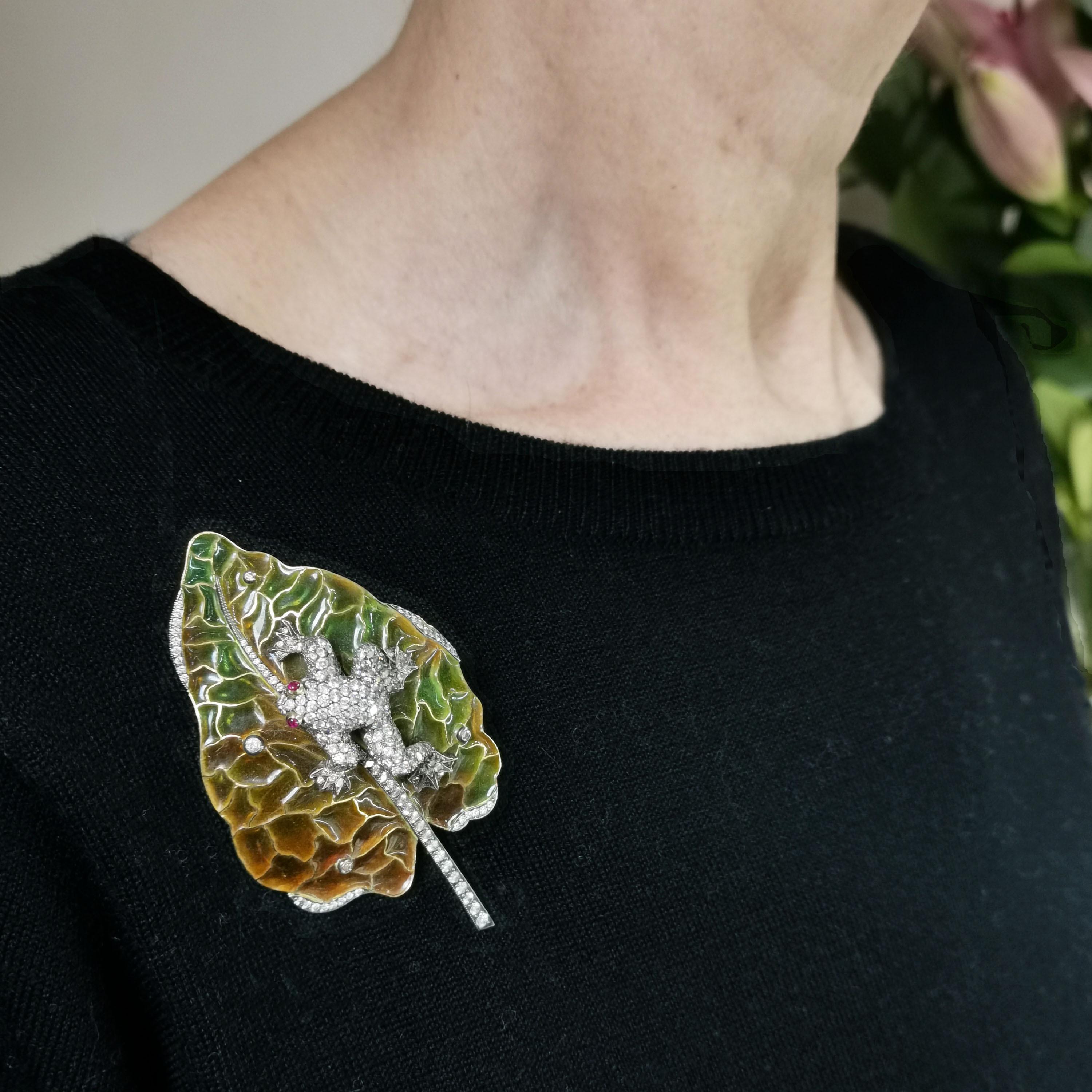 Moira Plique À Jour Enamel, Diamond, Ruby, Silver and Gold Frog on Leaf Brooch In Excellent Condition For Sale In London, GB