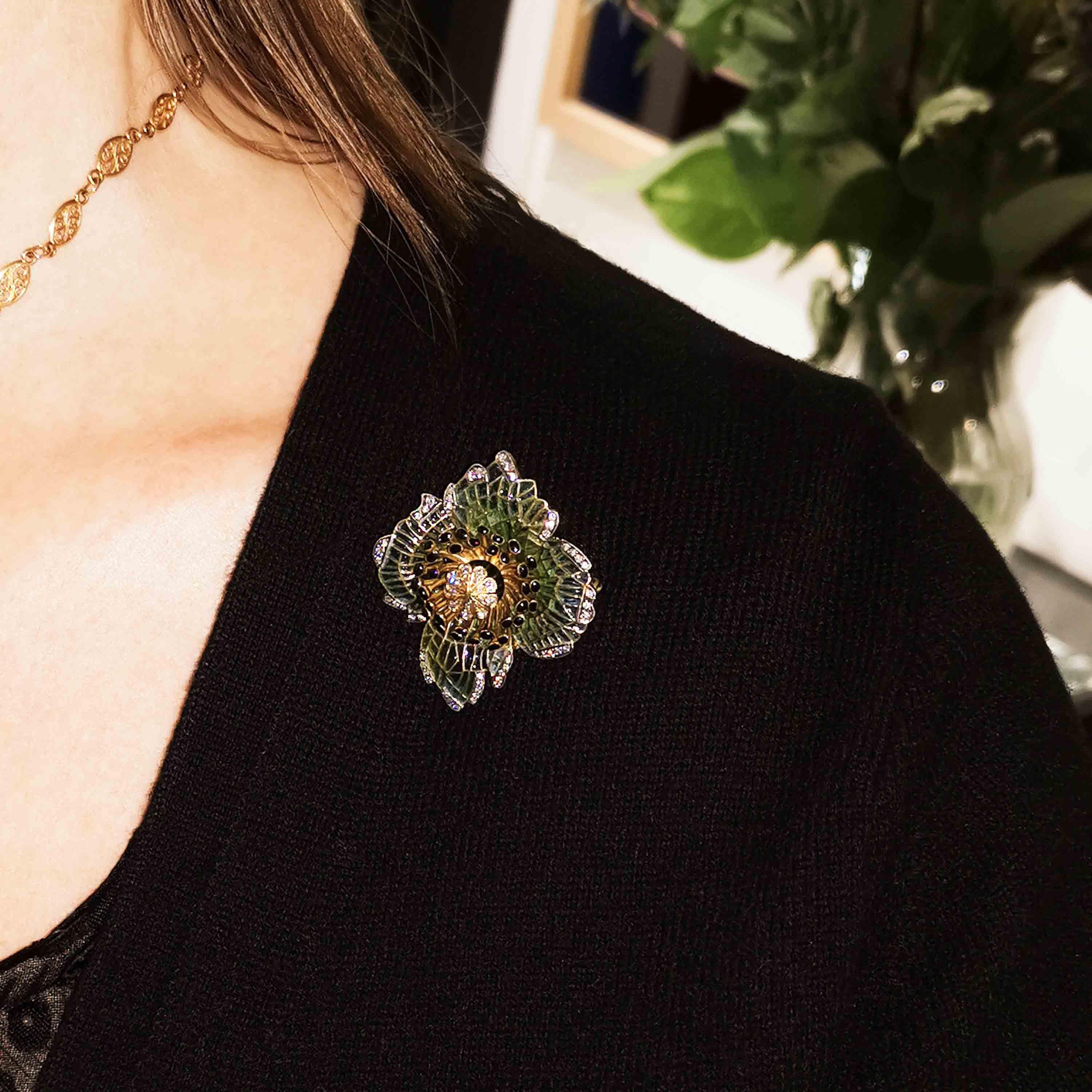 Moira Poppy Plique À Jour Enamel, Diamond, Silver and Gold Brooch In Good Condition For Sale In London, GB