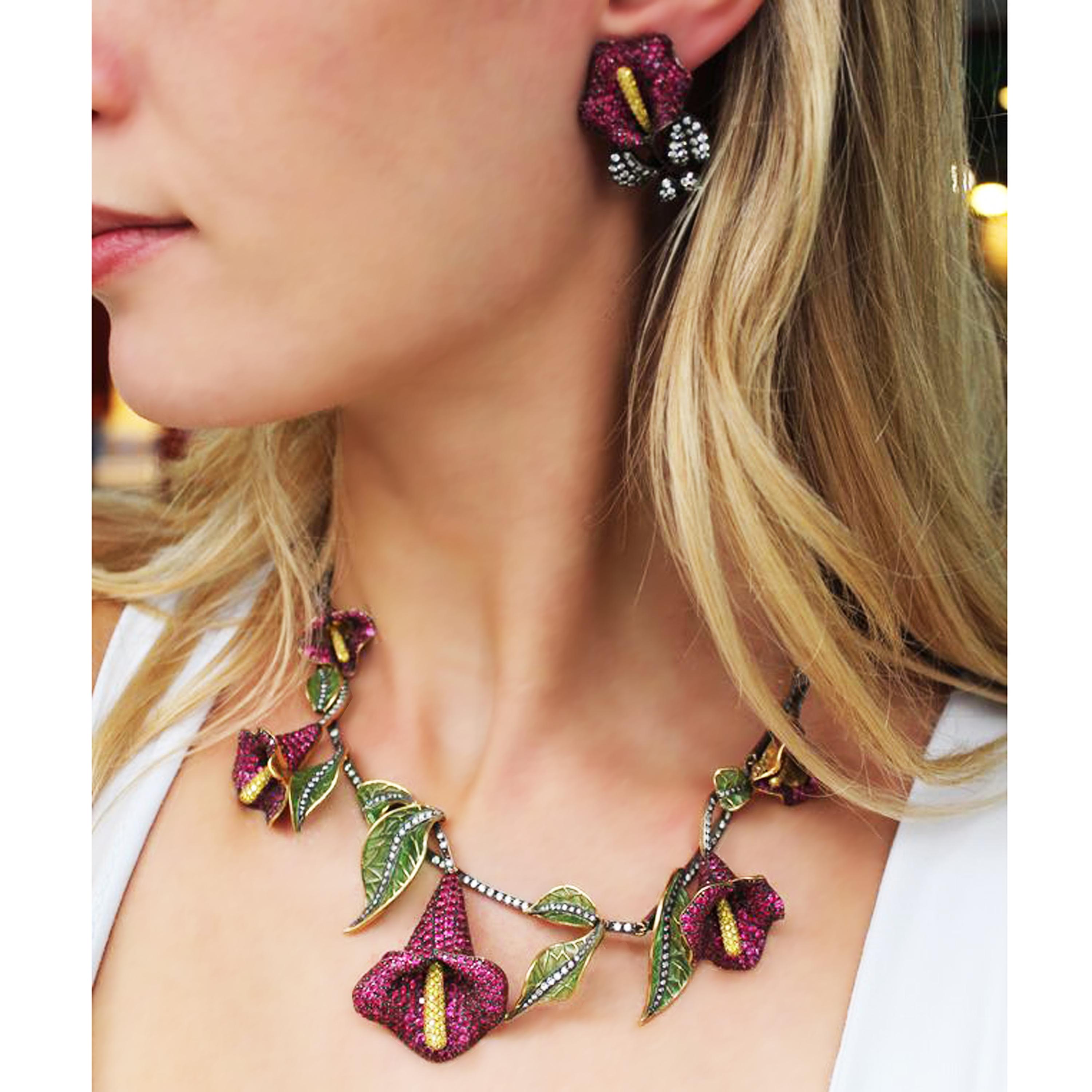 Collier Moira en rubis, diamants, émail Plique à Jour, A Silver et Gold Calla Lily Excellent état - En vente à London, GB