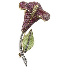 Broche de Moira Ruby con calas de rubí, diamantes, plata, oro y esmalte «plique-à-jour»