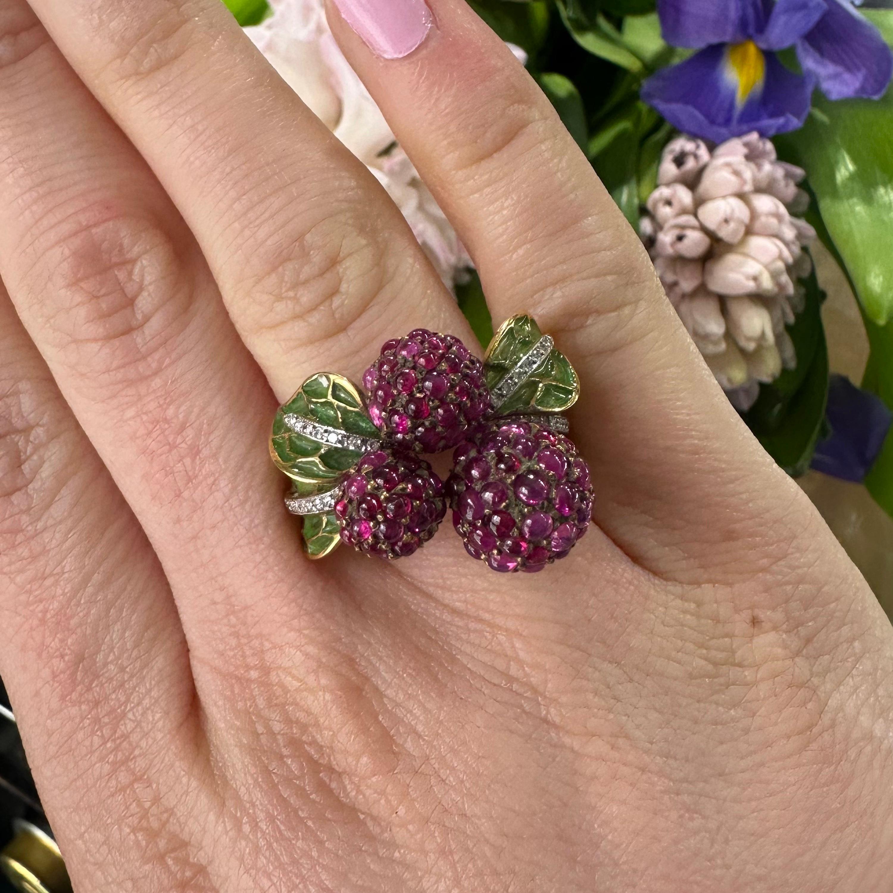 Anillo Moira de rubíes, esmalte y diamantes, con tres frambuesas centrales, pavé de rubíes talla cabujón, con hojas de esmalte verde plique à jour, con las venas representadas en oro y una hilera de diamantes, montado en oro amarillo.

Dedo talla UK