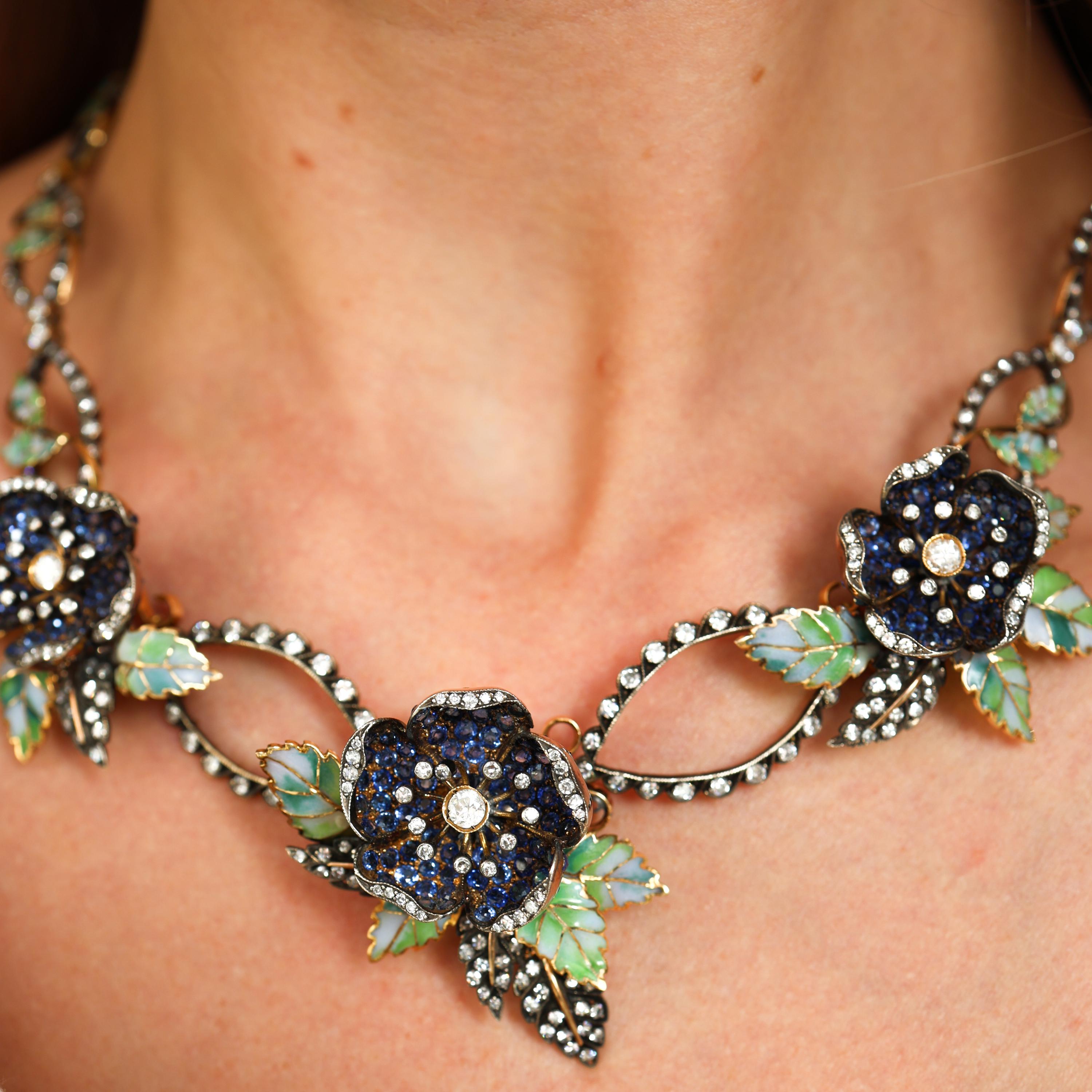 Donna Moira Collana con zaffiro, diamante, smalto, fiori e foglie in argento e oro in vendita