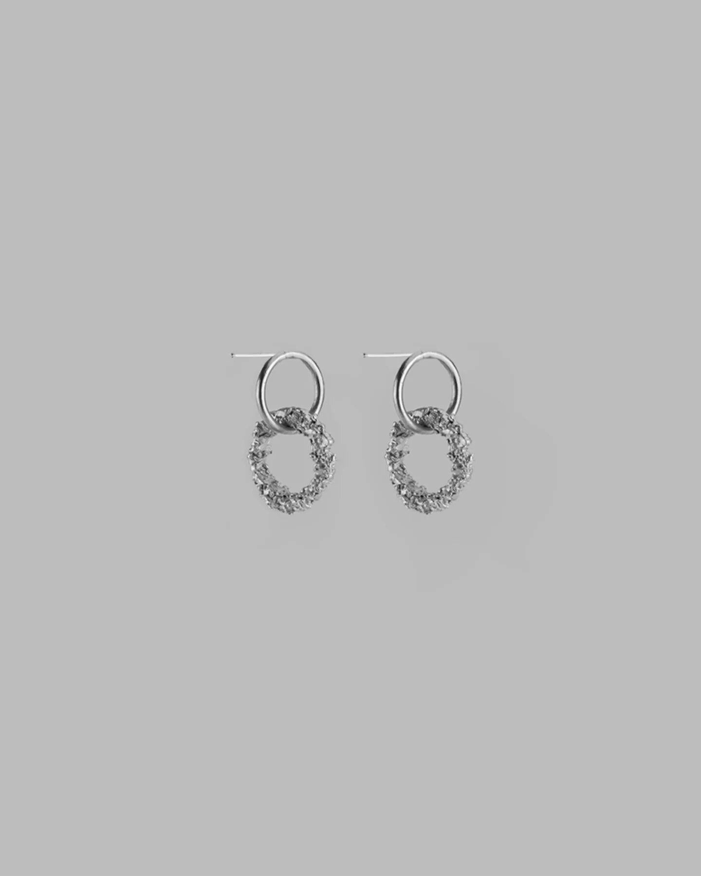 Paire de boucles d'oreilles Moira Yongei en argent sterling Neuf - En vente à A CORUÑA, ES