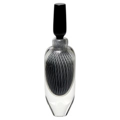  Moire, una grande bottiglia scultorea in vetro nero, bianco e trasparente di Peter Bowles