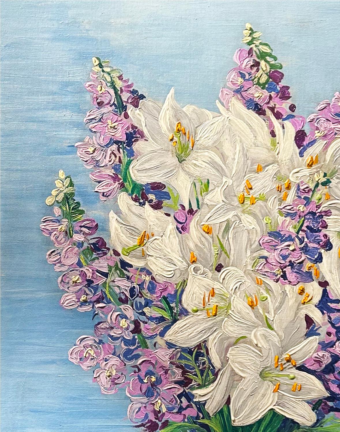 Dieses exquisite Stillleben der bekannten Künstlerin Moïse Kisling zeigt eine anmutige Vase mit weißen und lavendelfarbenen Blumen vor einem ruhigen himmelblauen Hintergrund. Gemalt in den weichen, zarten Pastelltönen, die so charakteristisch für
