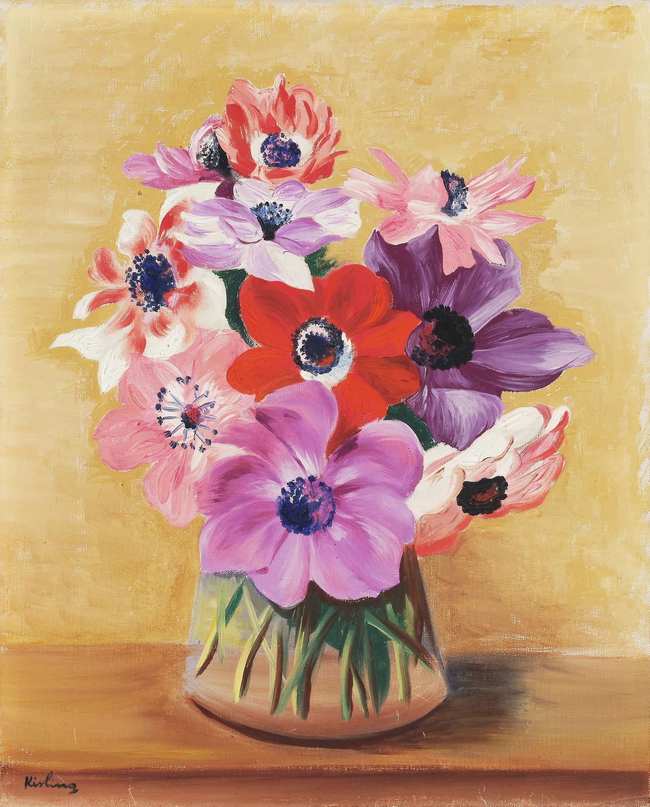 Dieses bezaubernde Stillleben von Moïse Kisling zeigt einen leuchtenden Strauß Anemonen in einer schlichten Vase. Die in kräftigen Rot-, Violett- und Rosatönen gemalten Blüten sprühen vor Leben und heben sich wunderbar von dem ruhigen, gedämpften