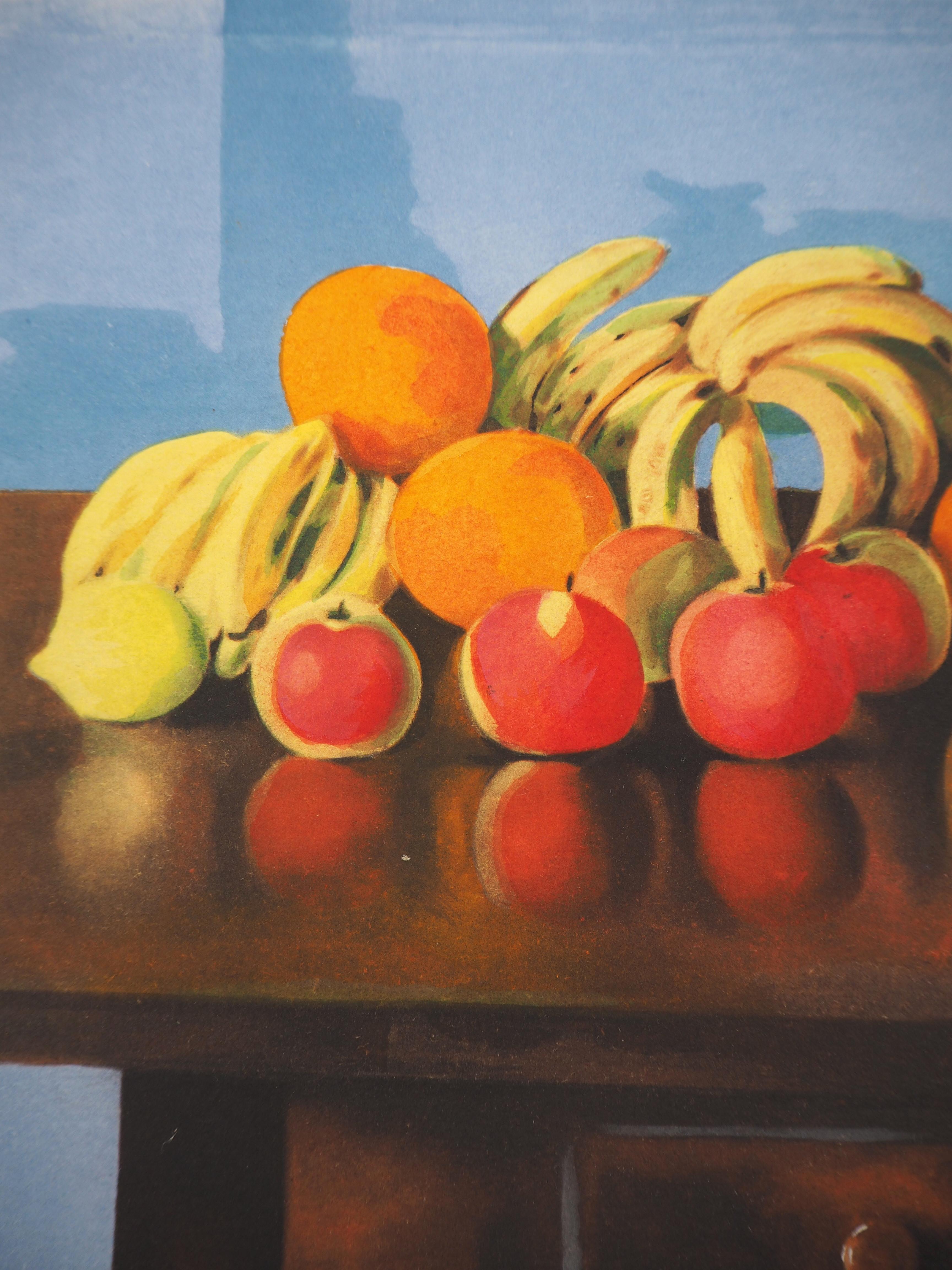 Tisch mit Sommerfrüchten – Original Lithographie (Grau), Interior Print, von Moise Kisling
