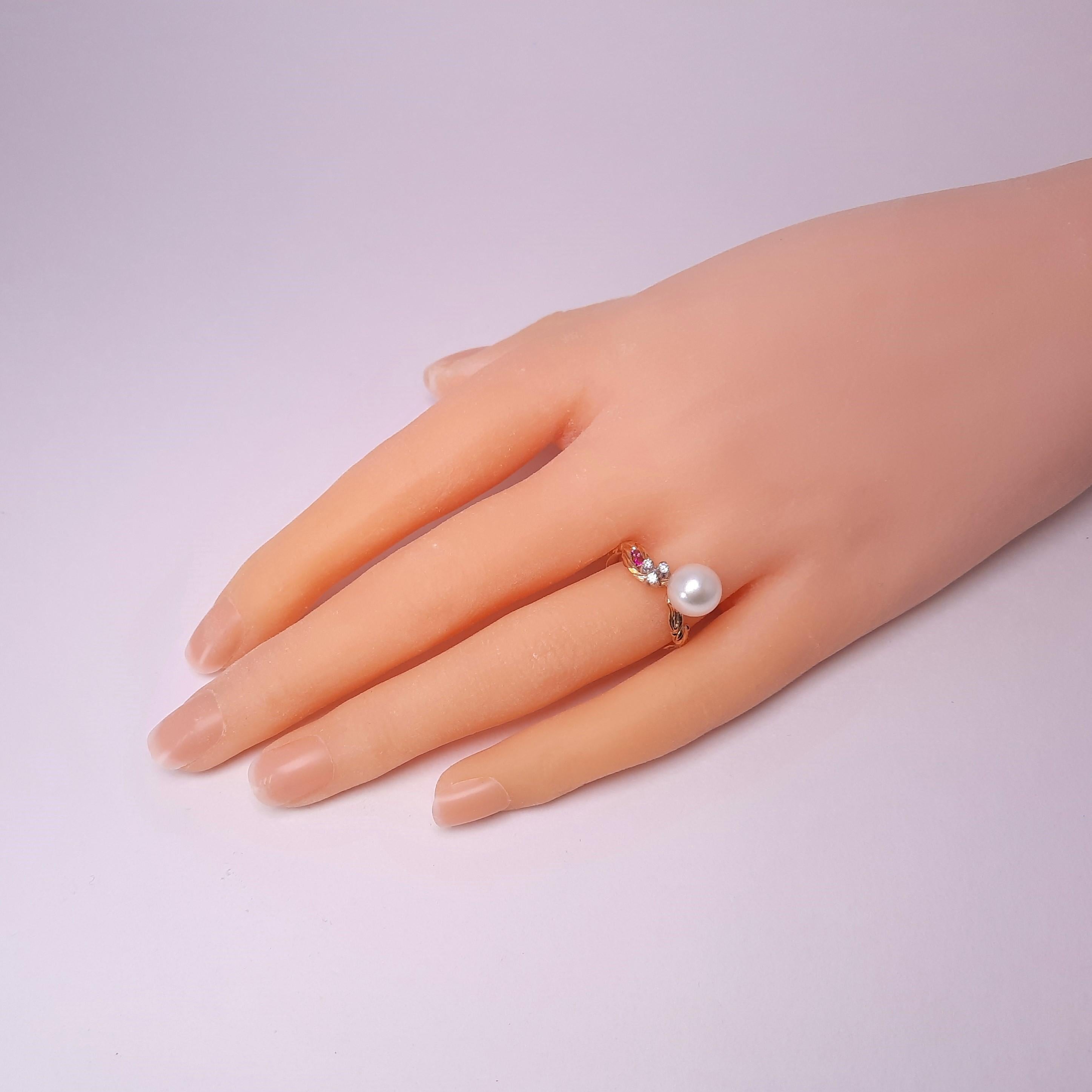 MOISEIKIN 18 Karat Gold Akoya Pearl Diamond Flower Ring In New Condition For Sale In Hong Kong, HK