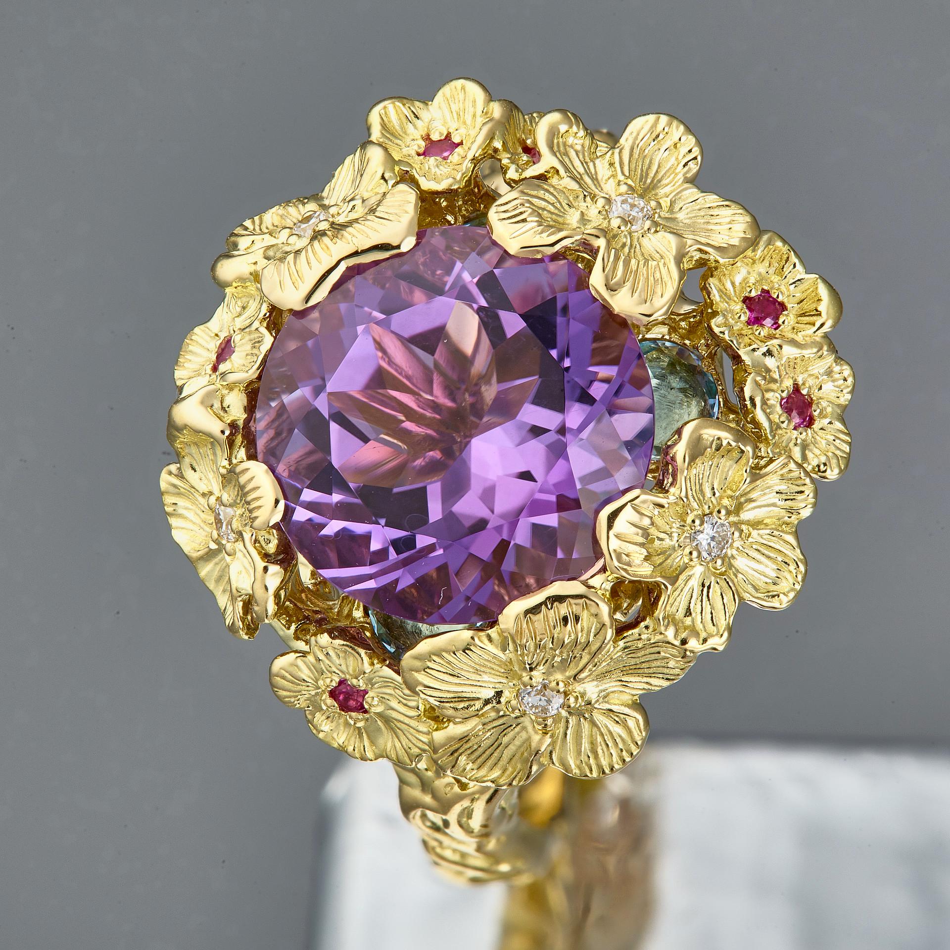 MOISEIKIN's most beautiful amethyst stone sparks beyond the artistically carved  branch- like filigree and gives you joy and courage all day long. 
The shining central amethyst is delicately held by flower petal prongs. If you look the ring