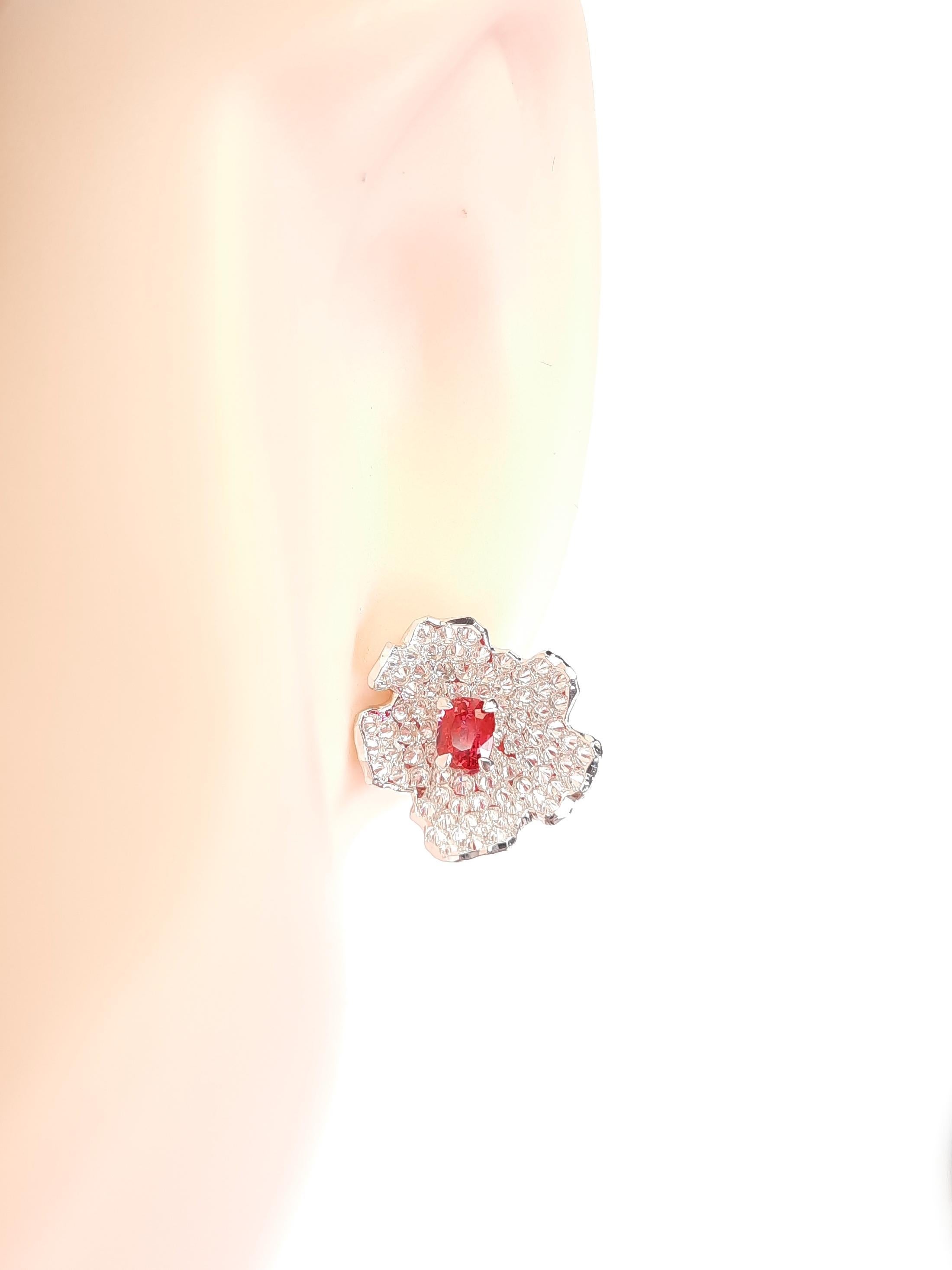 Moiseikin 18 Karat Gold Diamant-Ohrringe mit burmesischem Spinell (Antiker Kissenschliff) im Angebot