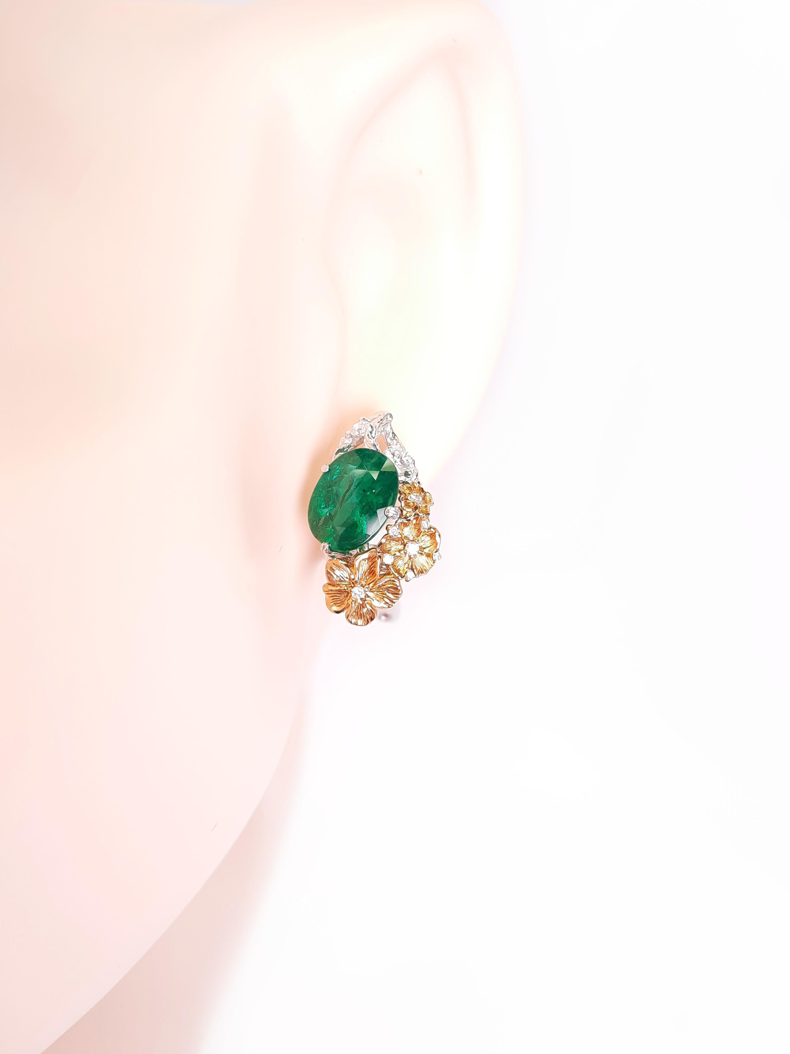 Moiseikin 18 Karat Gold Diamond Emerald Floral Earrings In Excellent Condition For Sale In Hong Kong, HK