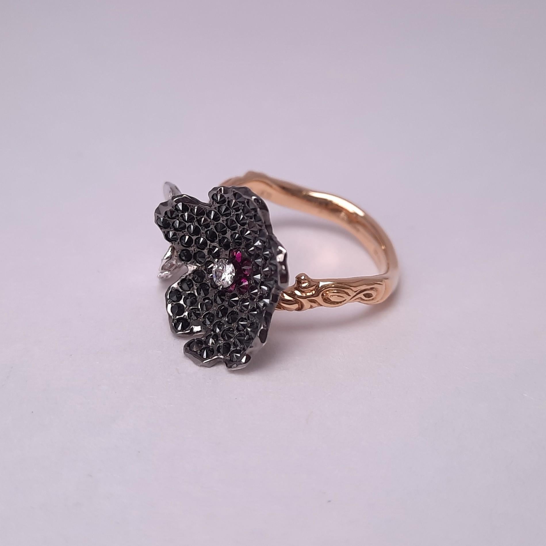 Contemporary MOISEIKIN 18 Karat Gold Diamond Flower Ring For Sale