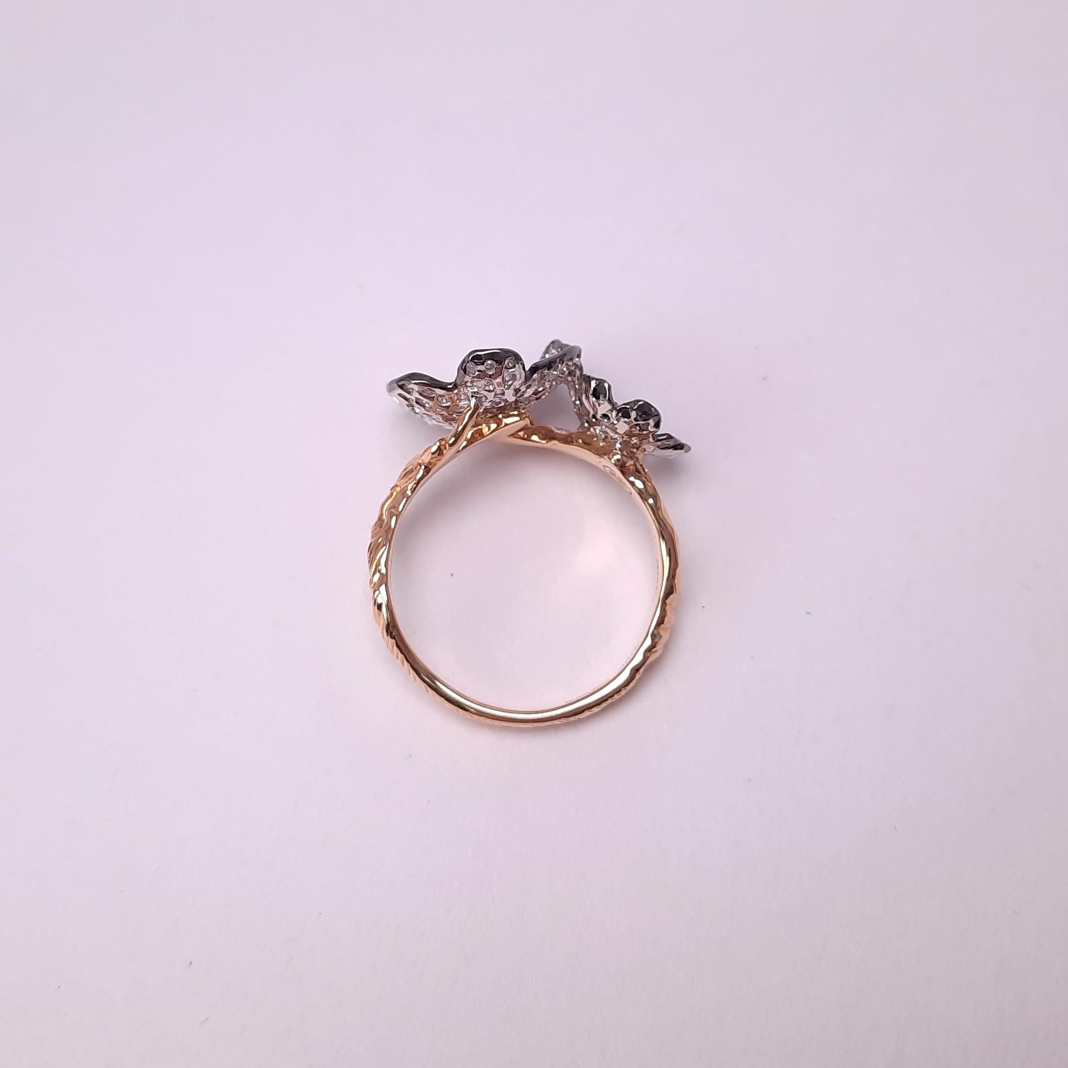 MOISEIKIN 18 Karat Gold Diamond Flower Ring In New Condition For Sale In Hong Kong, HK