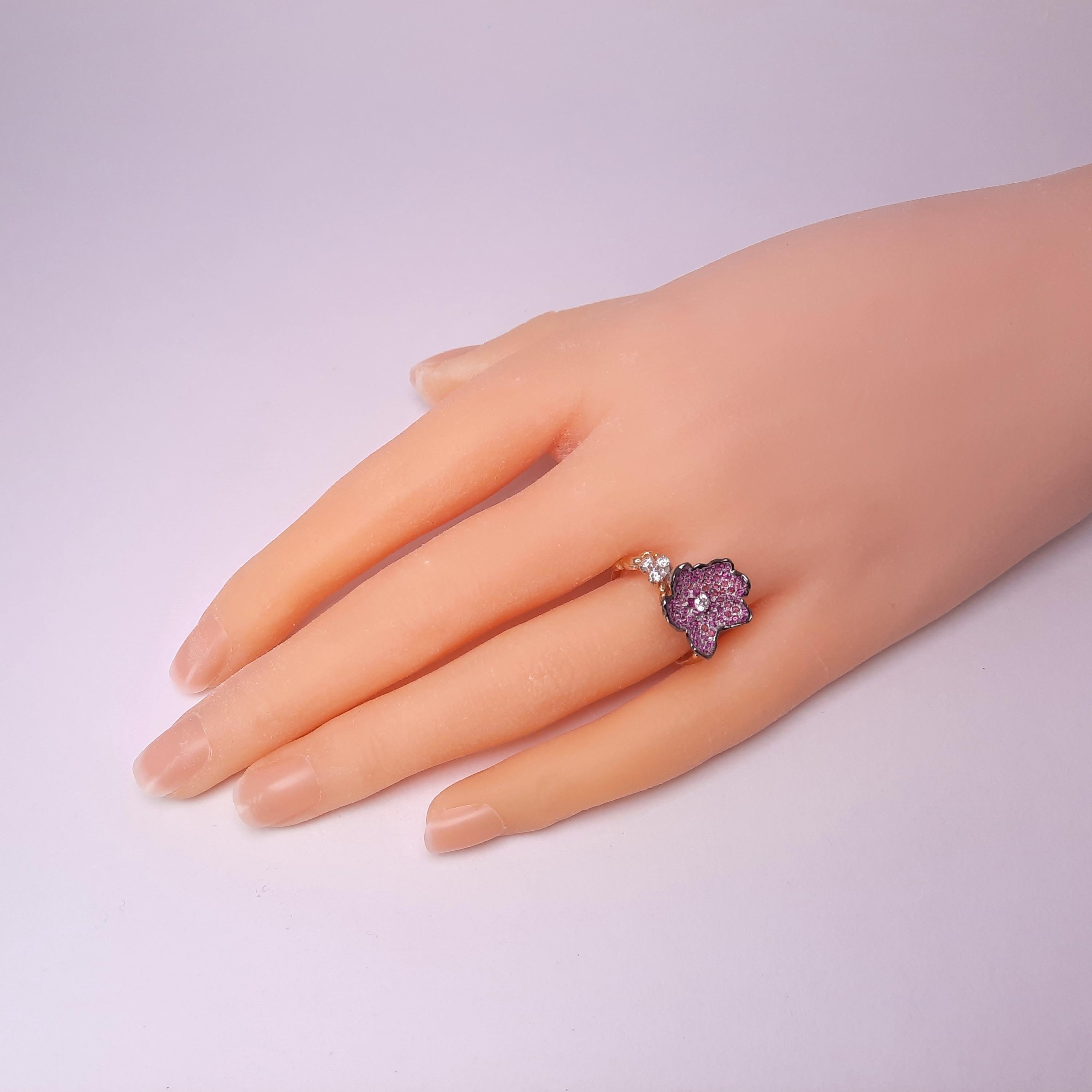MOISEIKIN 18 Karat Gold Diamond Pink Sapphire Flower Ring In New Condition For Sale In Hong Kong, HK