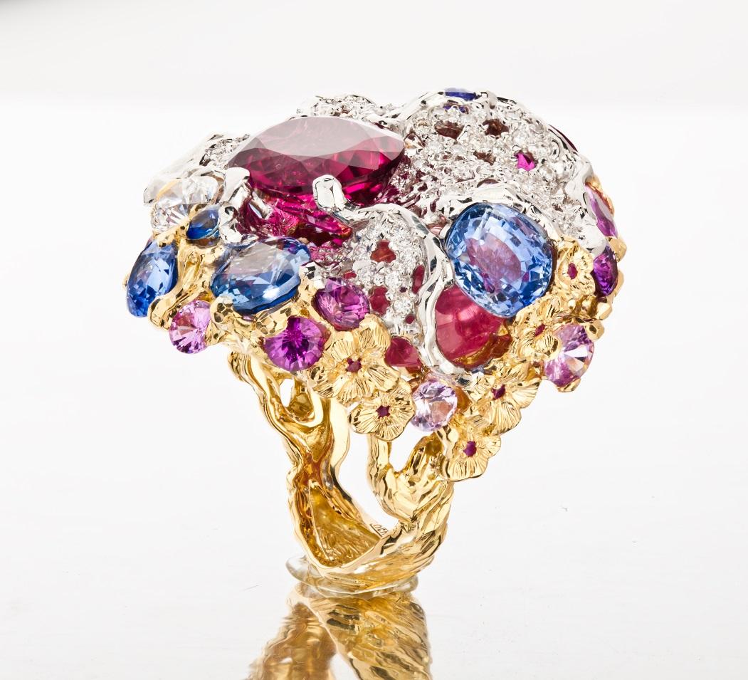 Inspired by Impressionism, MOISEIKIN® has created a blooming flower ring in a tridimensional manner. Trembling flowers and the sweet fragrance of coming ripe fruits are embodied in precious gemstones and metal. Between two layers of yellow and white