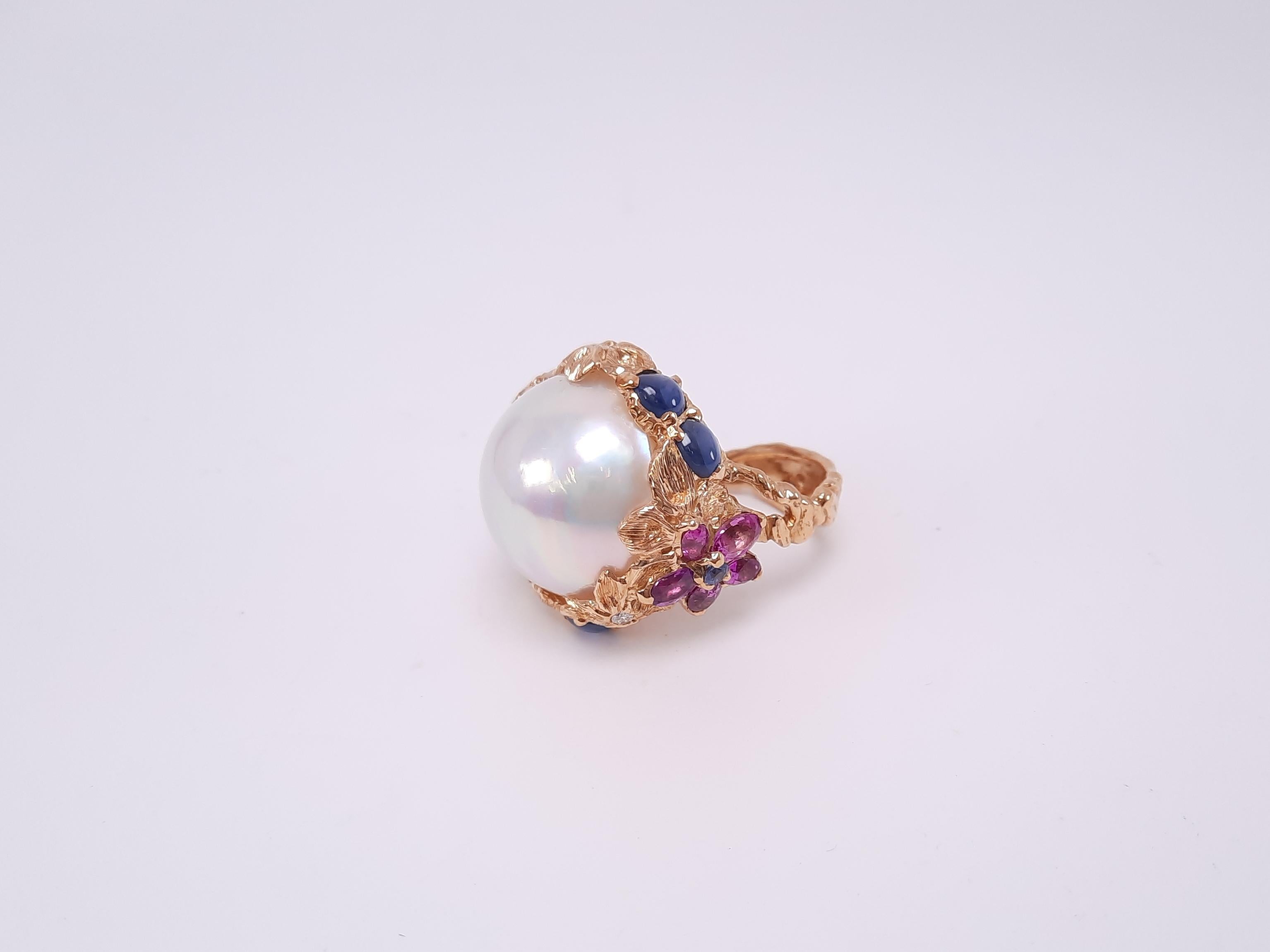 Moiseikin 18 Karat Gold Mabe Pearl and Sapphire Ring For Sale 1