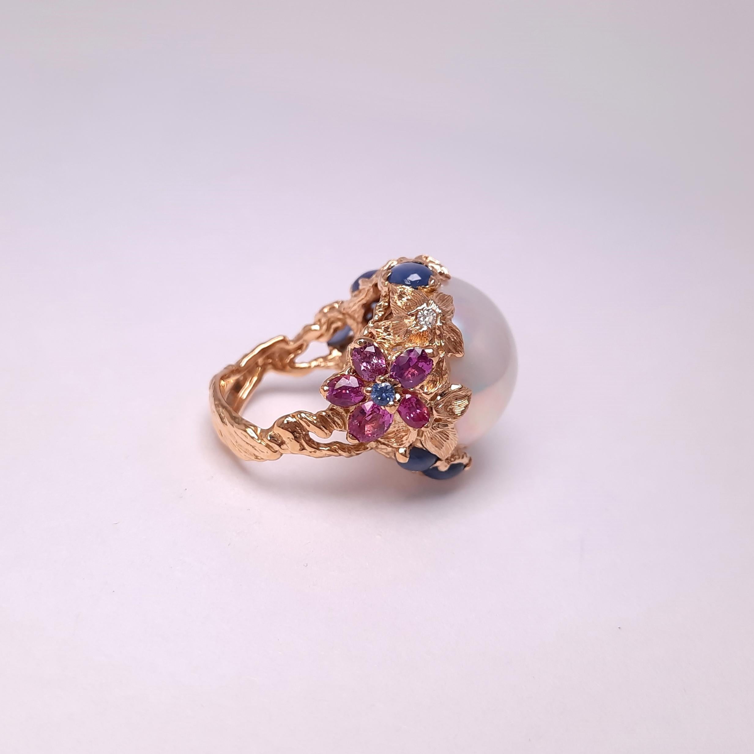 Contemporary Moiseikin 18 Karat Gold Mabe Pearl and Sapphire Ring For Sale