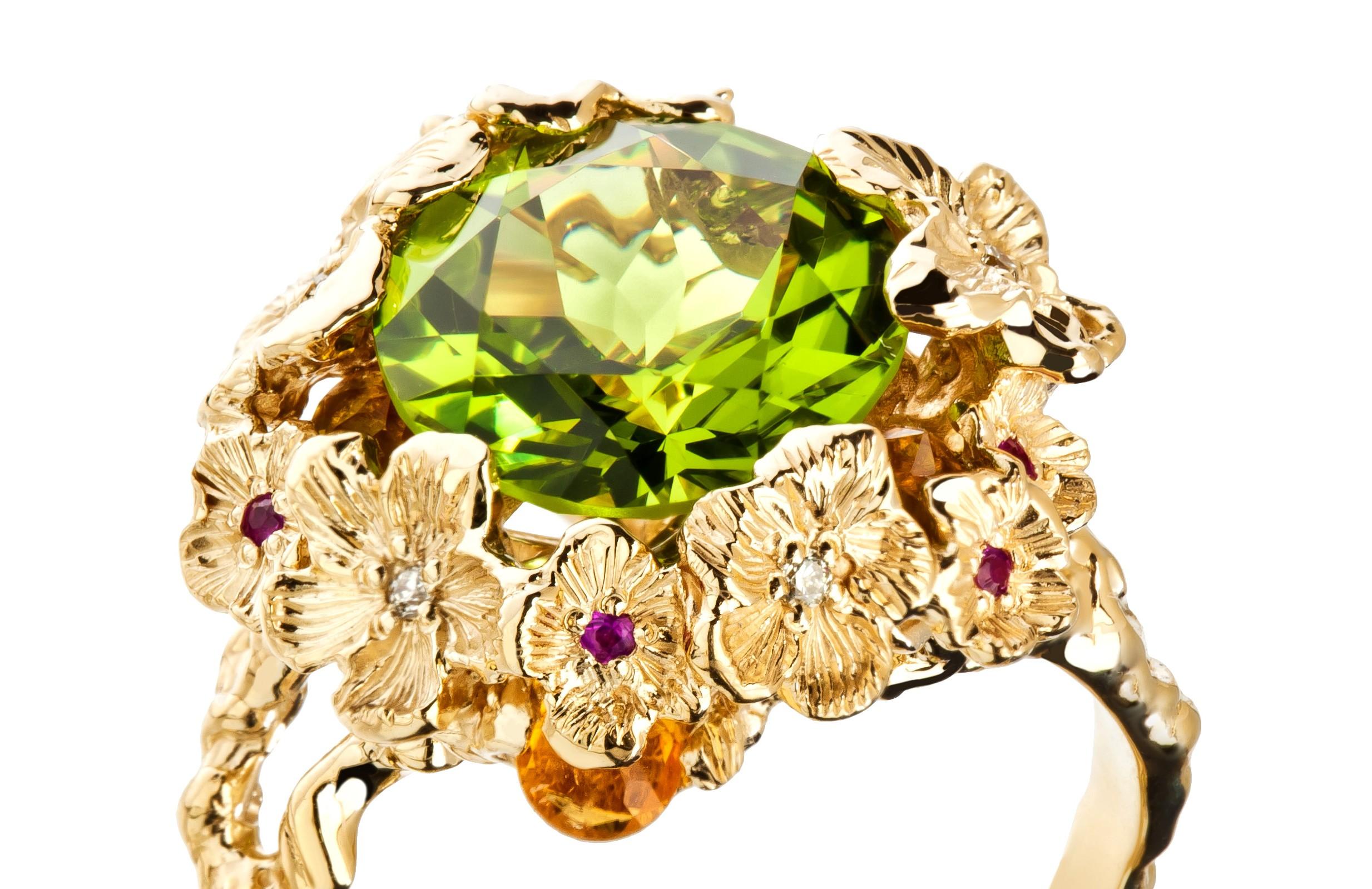 MOISEIKIN's most beautiful peridot stone sparks beyond the artistically carved  branch- like filigree and gives you joy and courage all day long. 
The shining central peridot is delicately held by flower petal prongs. If you look the ring carefully,