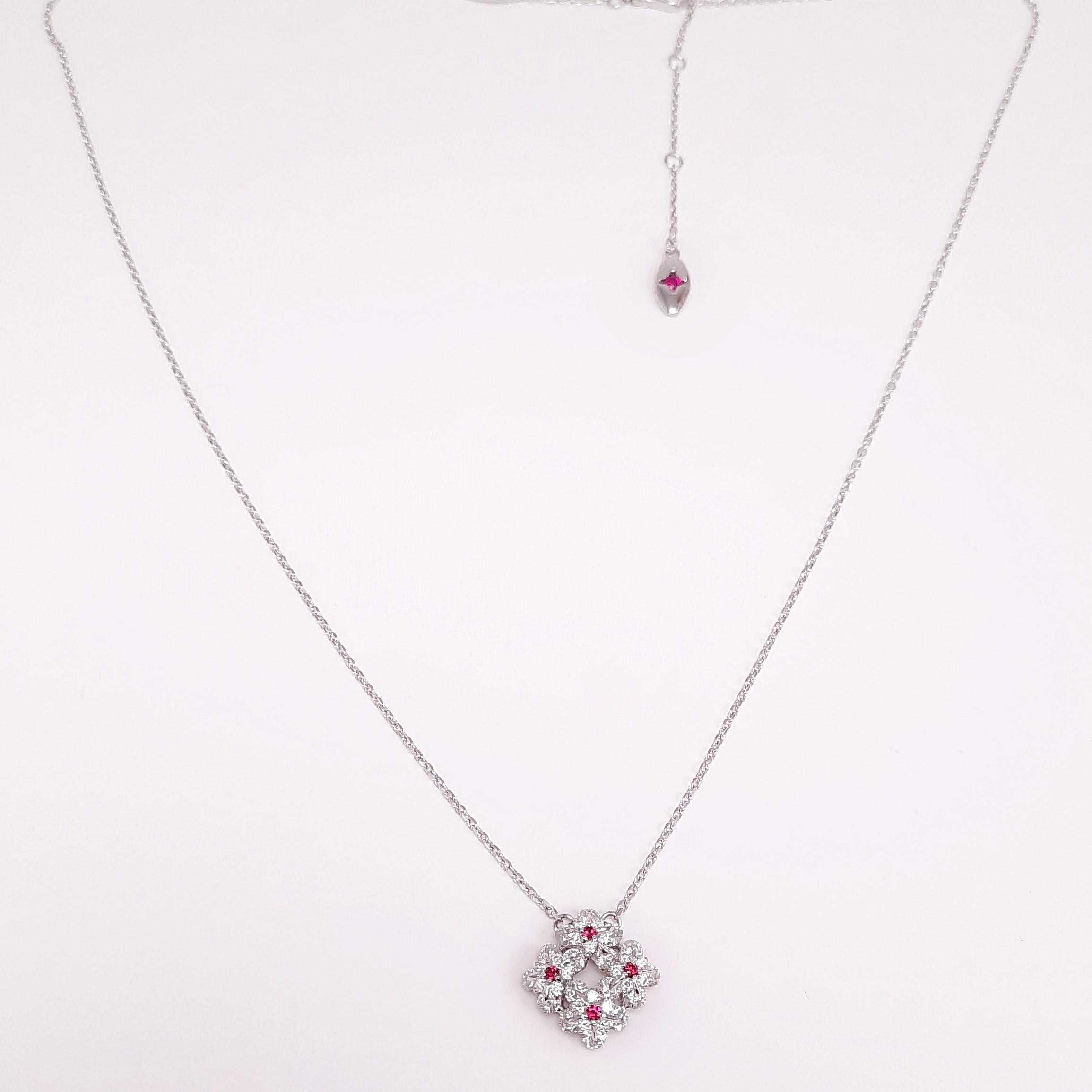 MOISEIKIN 18 Karat White Gold 1 carat Diamond Flower Pendant Necklace In New Condition For Sale In Hong Kong, HK