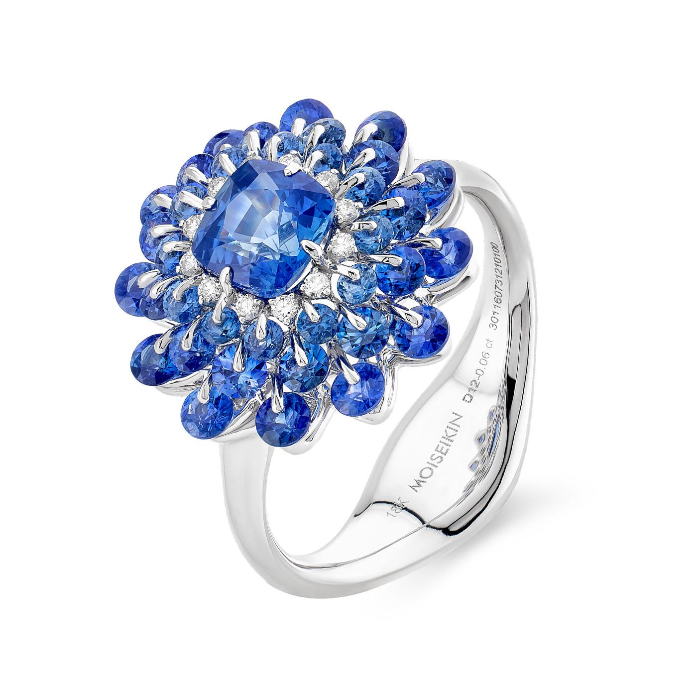 Der faszinierende Saphirring von MOISEIKIN mit einem blauen Saphir von insgesamt 2,98 Karat, verziert mit Diamanten und passenden blauen Saphiren, zieht die Blicke auf sich und strahlt Eleganz und Raffinesse aus.
Inspiriert von dem prächtigen