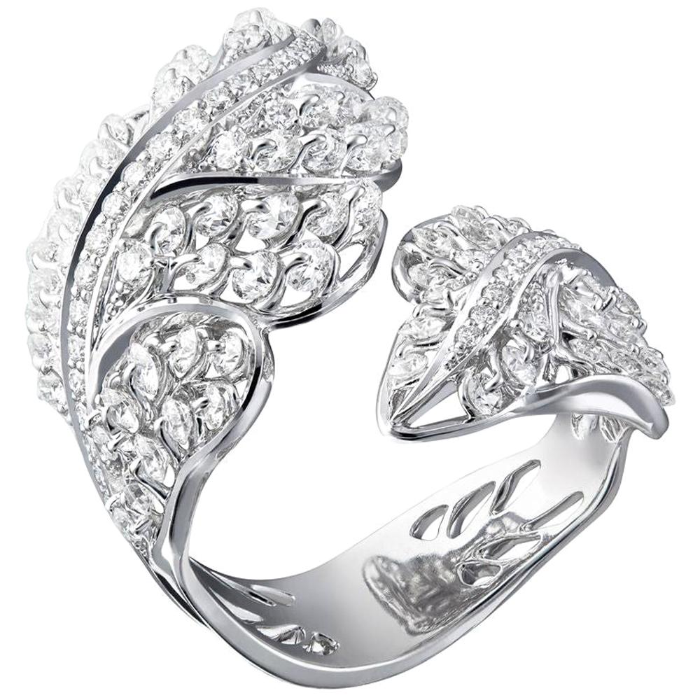 A stillness lingers—then she arrives: luminous, free, unforgettable.
The MOISEIKIN Feather Ring captures this moment of enchantment, with delicate feathers sculpted in gold, fully embedded with sparkling diamonds.

Each stone shimmers with life, set