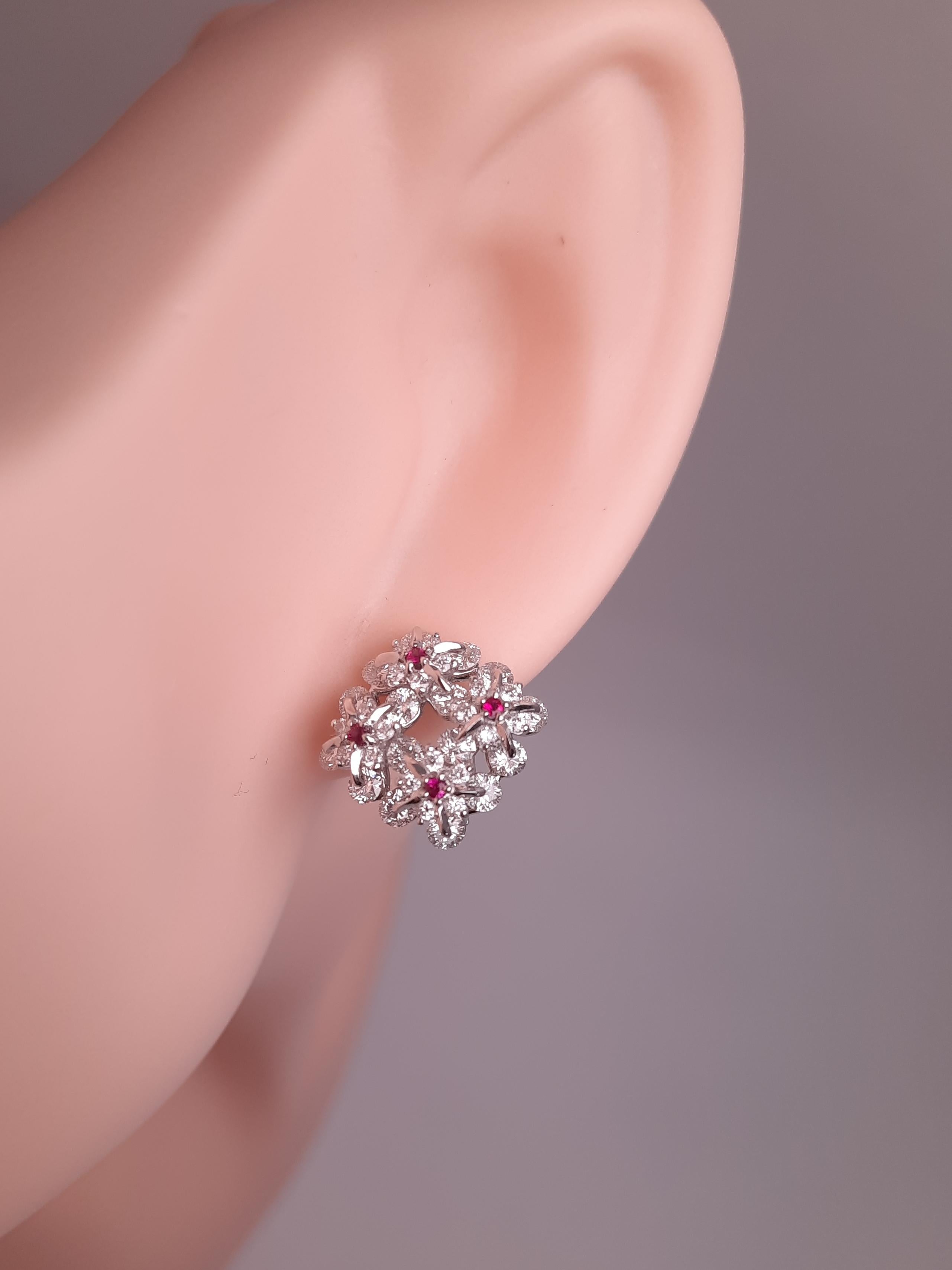 Moiseikin 18 Karat White Gold 2 carat Diamond Flower Earrings In New Condition For Sale In Hong Kong, HK