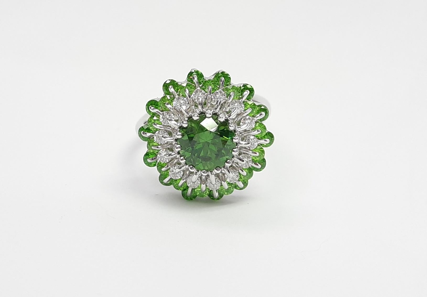 Moiseikin Diamantring aus 18 Karat Weißgold mit 2,18 Karat Demantoid und Granat (Zeitgenössisch) im Angebot