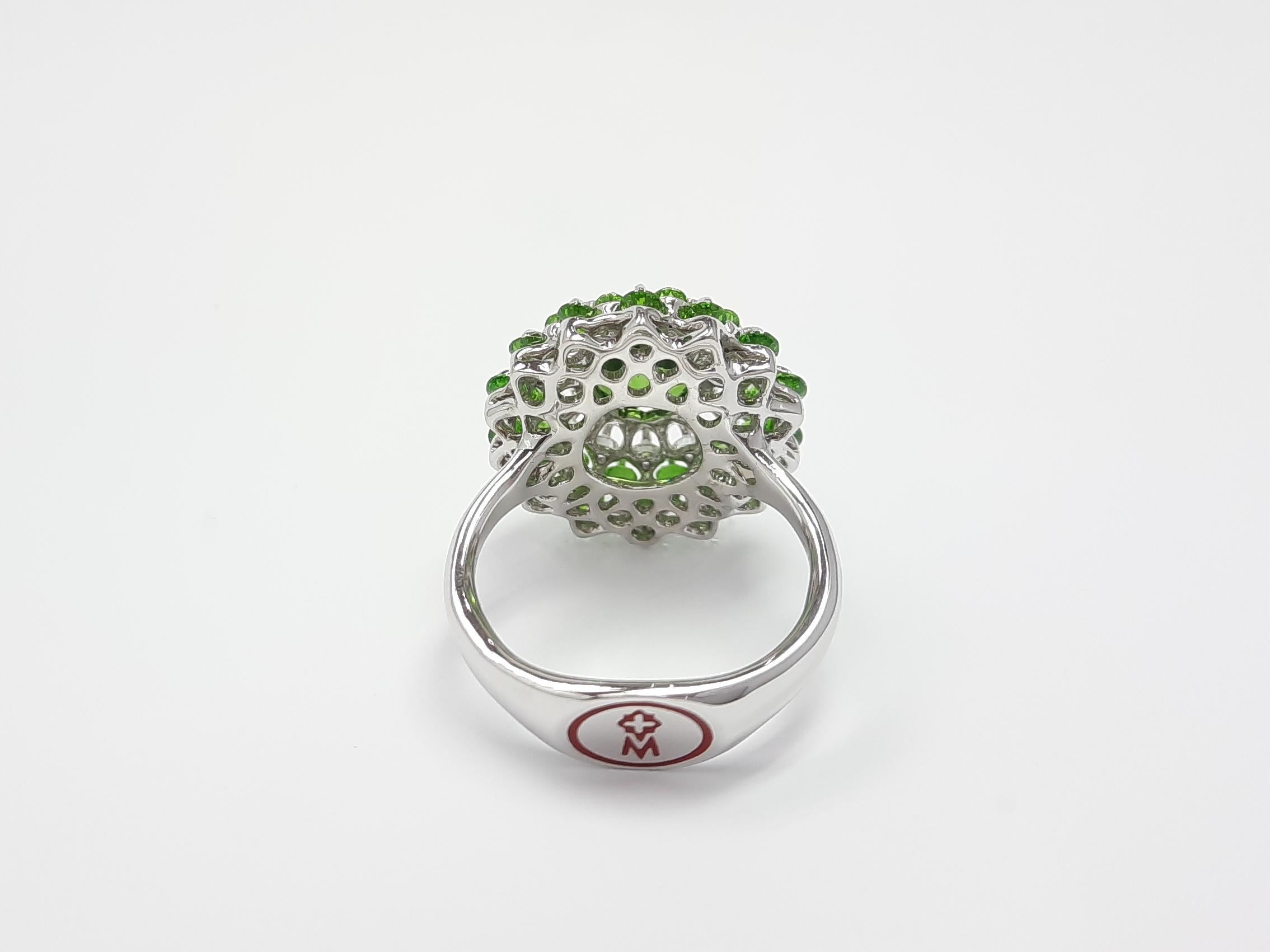 Moiseikin Diamantring aus 18 Karat Weißgold mit 2,18 Karat Demantoid und Granat im Zustand „Neu“ im Angebot in Hong Kong, HK