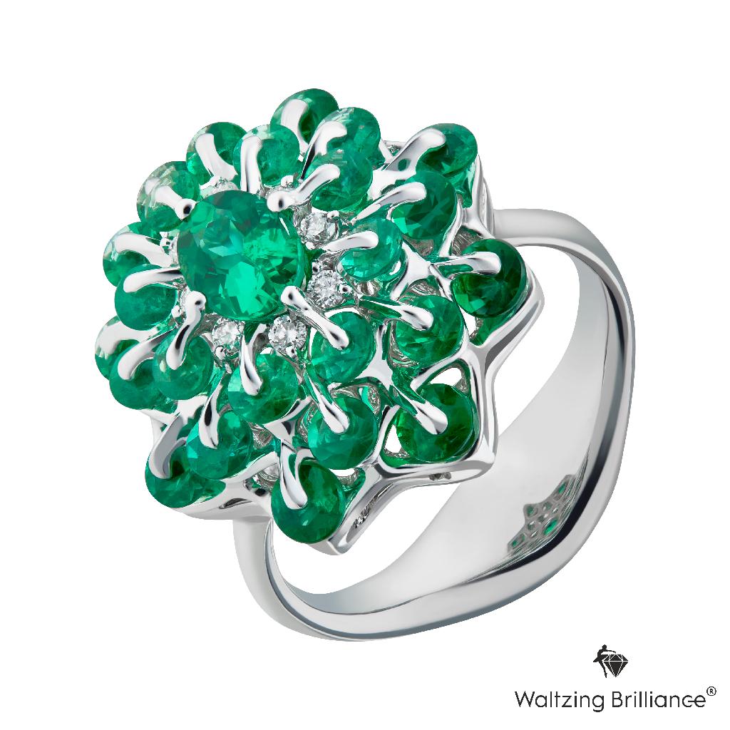 Dieser Ring mit insgesamt 2,50 ct. reinen und lebhaften Smaragden hebt Ihre Stimmung und Ihr schönes Cocktailkleid auf wunderbare Weise.
Der strahlende zentrale Smaragd von 0,50 ct. schimmert noch mehr durch die seitlichen reinen Smaragde, die sich