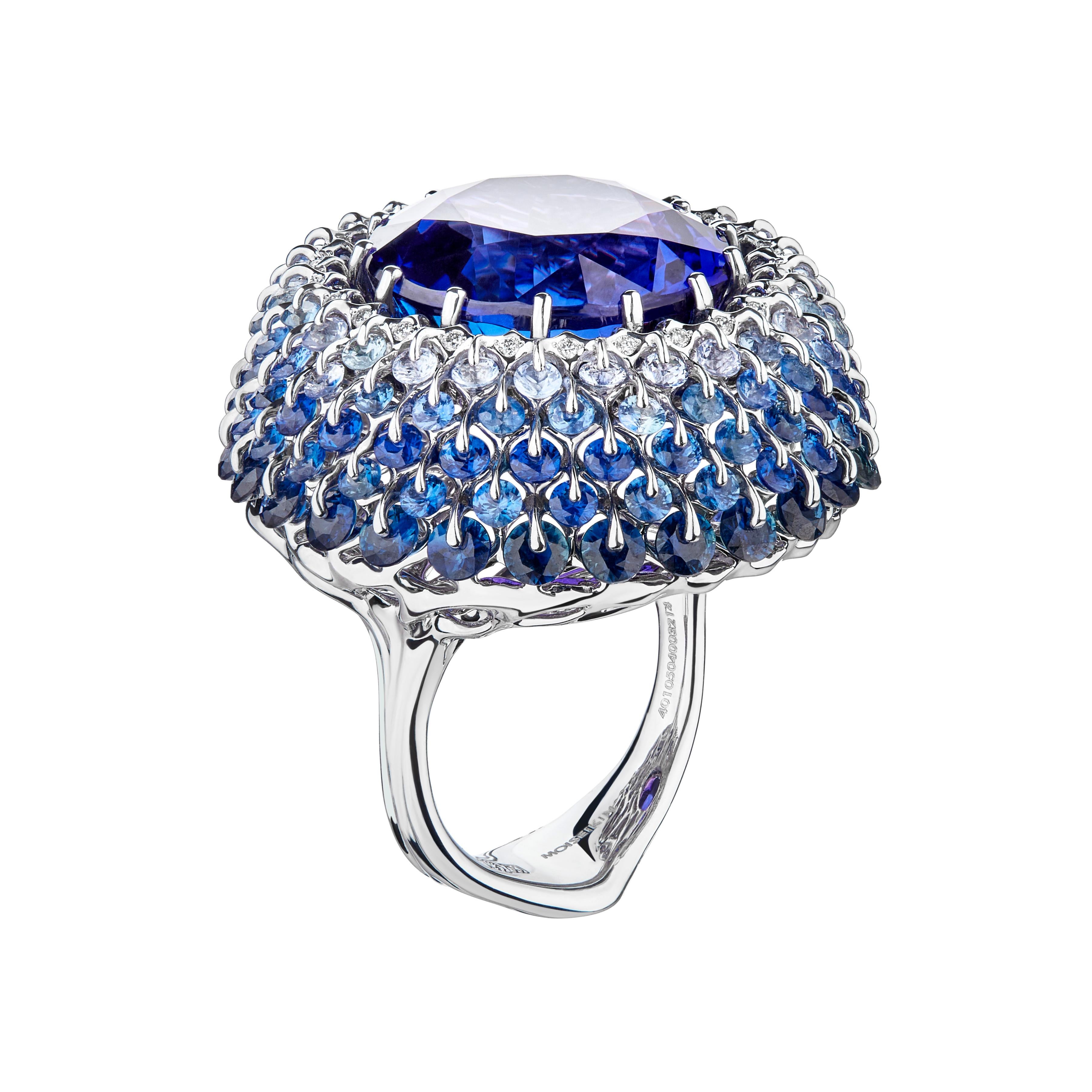 Una tanzanita redonda vívida de 25 ct está diseñada y montada con un diseño y una tecnología de vanguardia, con la graduación perfecta de zafiros azules y diamantes. 

Inspirado en el baile de la Bola y en el femenino vestido de la dama, el anillo