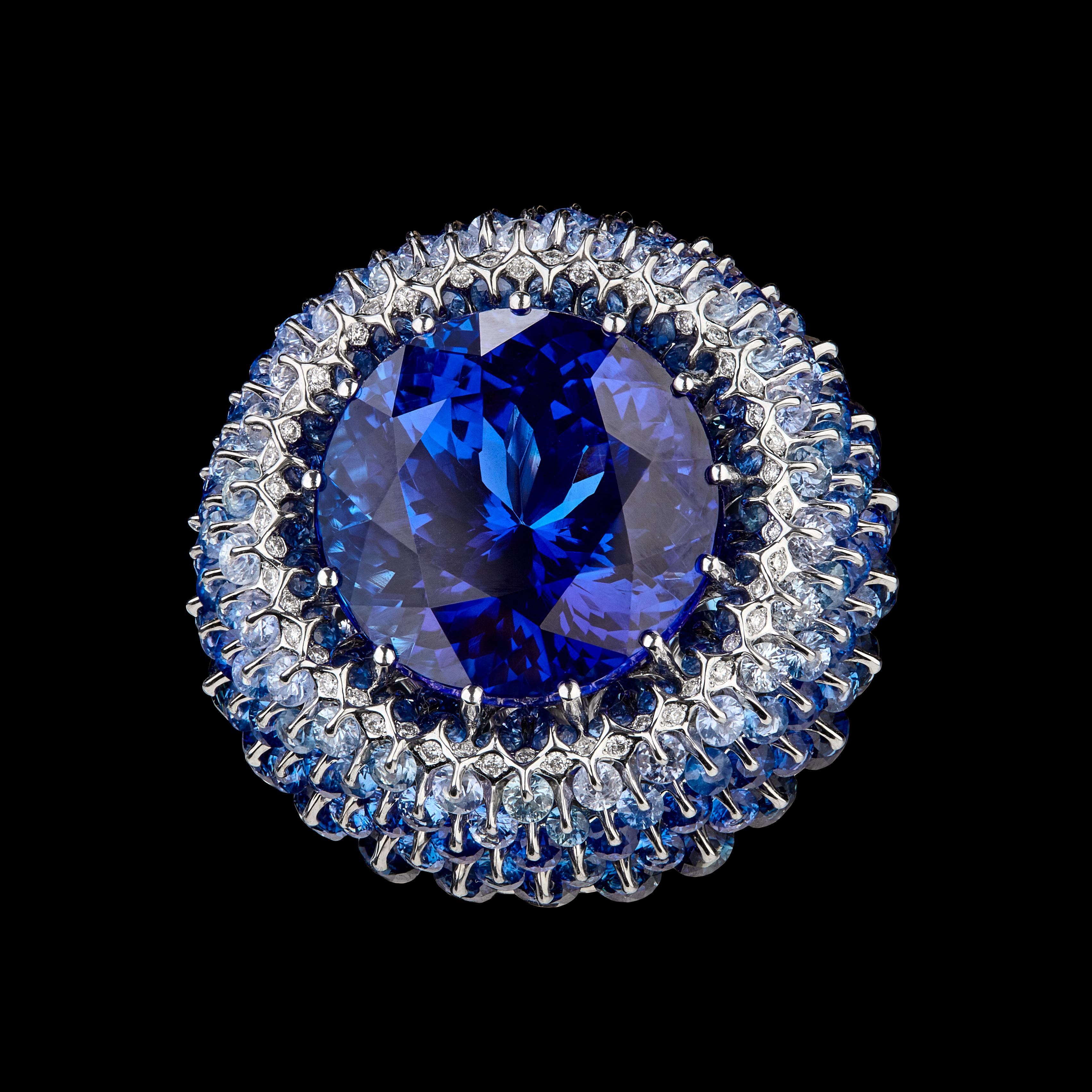 MOISEIKIN Anillo de cóctel de oro blanco de 18 quilates con diamantes, zafiro y tanzanita de 25 ct Contemporáneo en venta