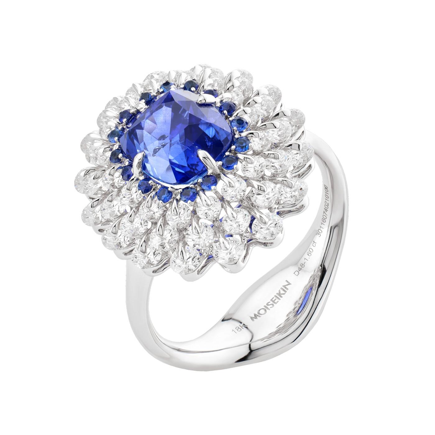Der faszinierende Saphirring von MOISEIKIN mit einem blauen Saphir von insgesamt 3,05 ct. ist mit funkelnden, wirbelnden Diamanten besetzt, die das Auge einfangen und Eleganz und Raffinesse ausstrahlen.
Inspiriert von dem prächtigen Ballkleid, ist
