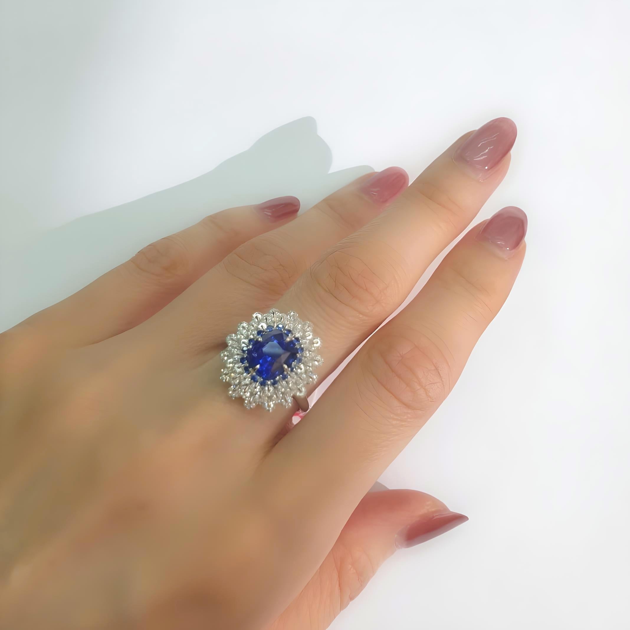 MOISEIKIN 18 Karat Weißgold 3,05ct Saphir Diamant Cocktail Ring (Kissenschliff) im Angebot