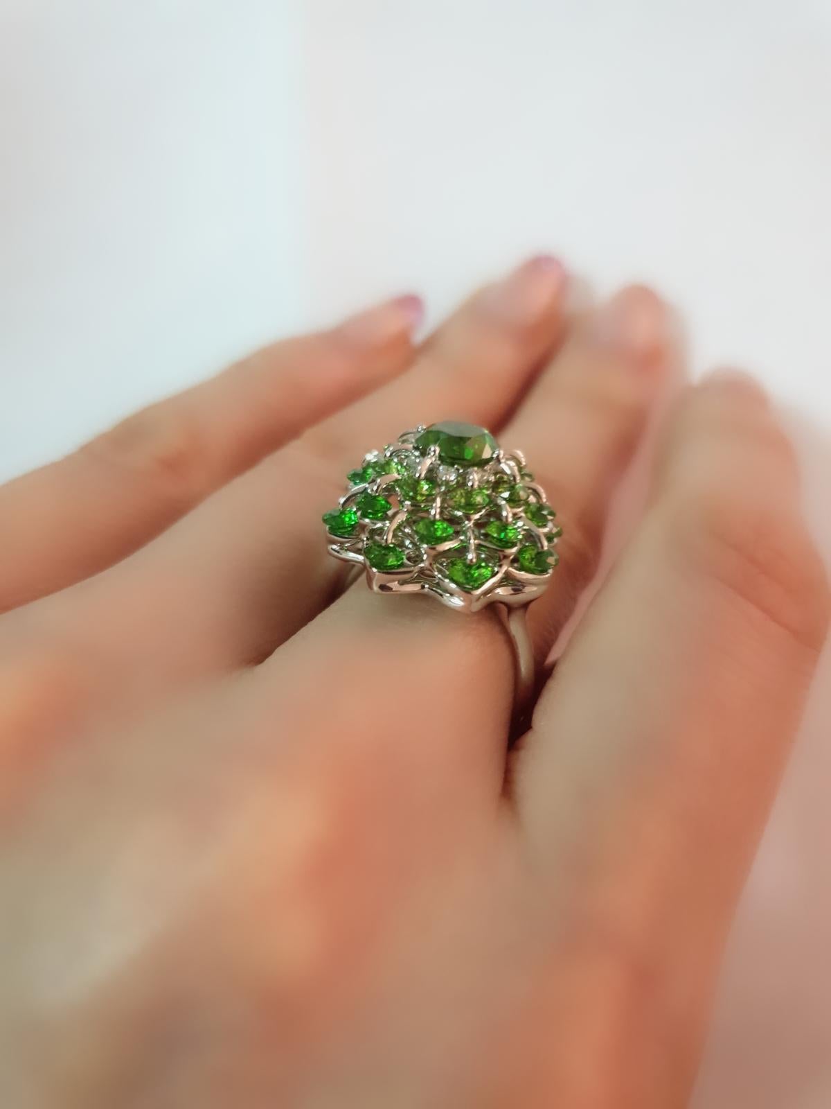 Moiseikin Ring aus 18 Karat Weißgold mit 4 Karat Demantoid-Granat (Zeitgenössisch) im Angebot