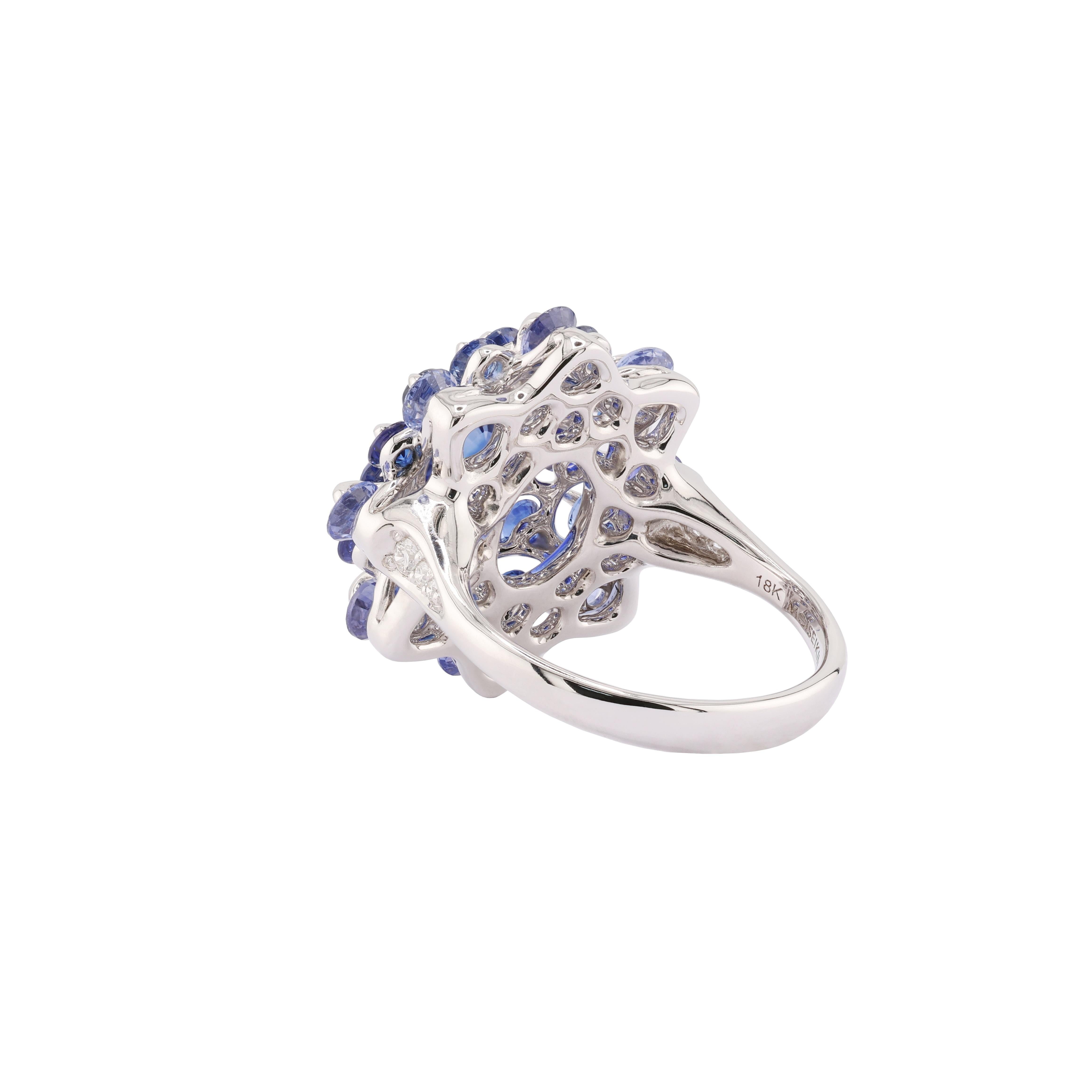 Contemporary MOISEIKIN 18 Karat White Gold 4.89ct Blue Sapphire Diamond Cocktail Ring For Sale