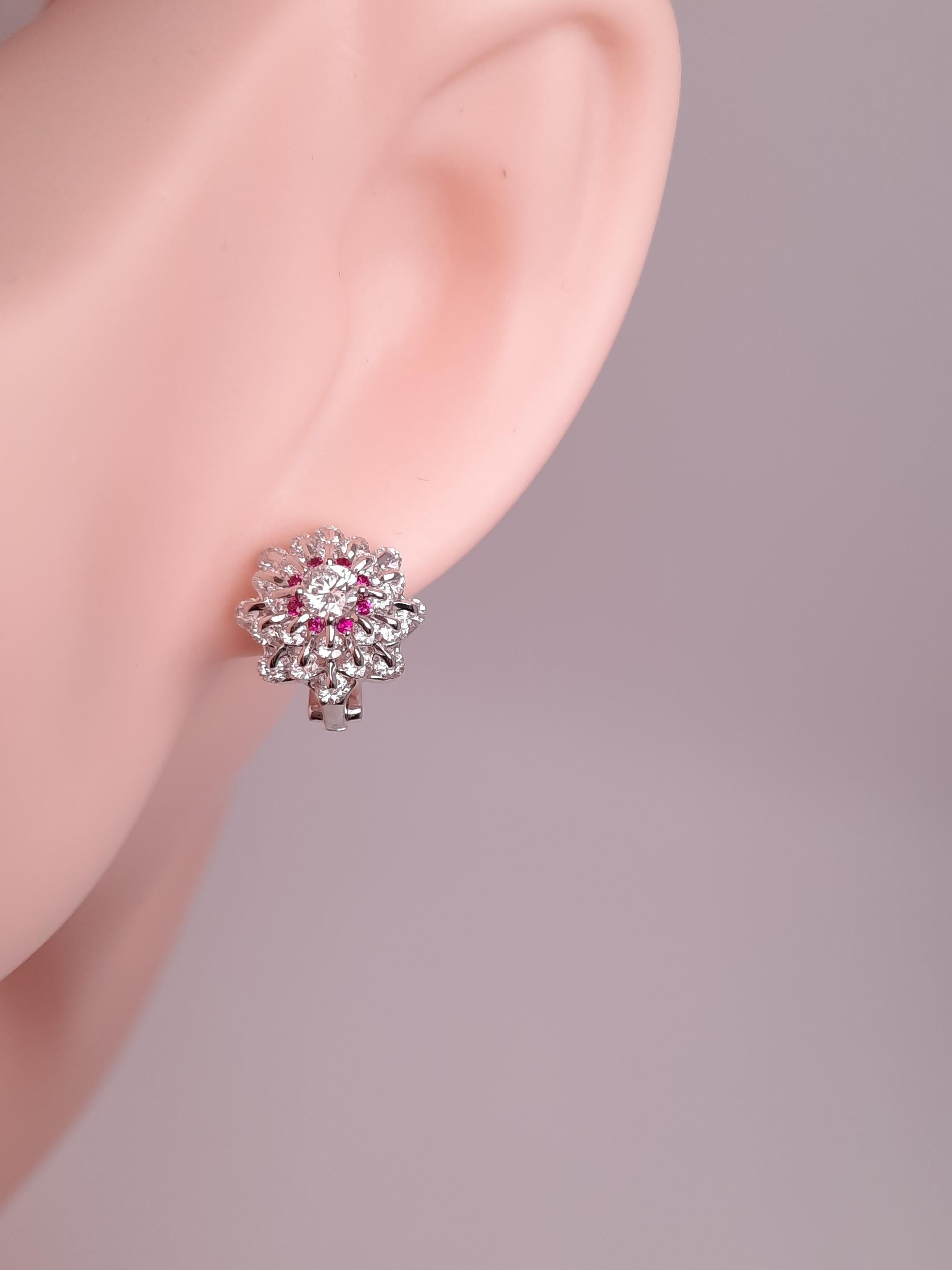 Moiseikin Ohrringe aus 18 Karat Weigold mit Diamanten, Waltzing Brilliance Technology (Rundschliff) im Angebot