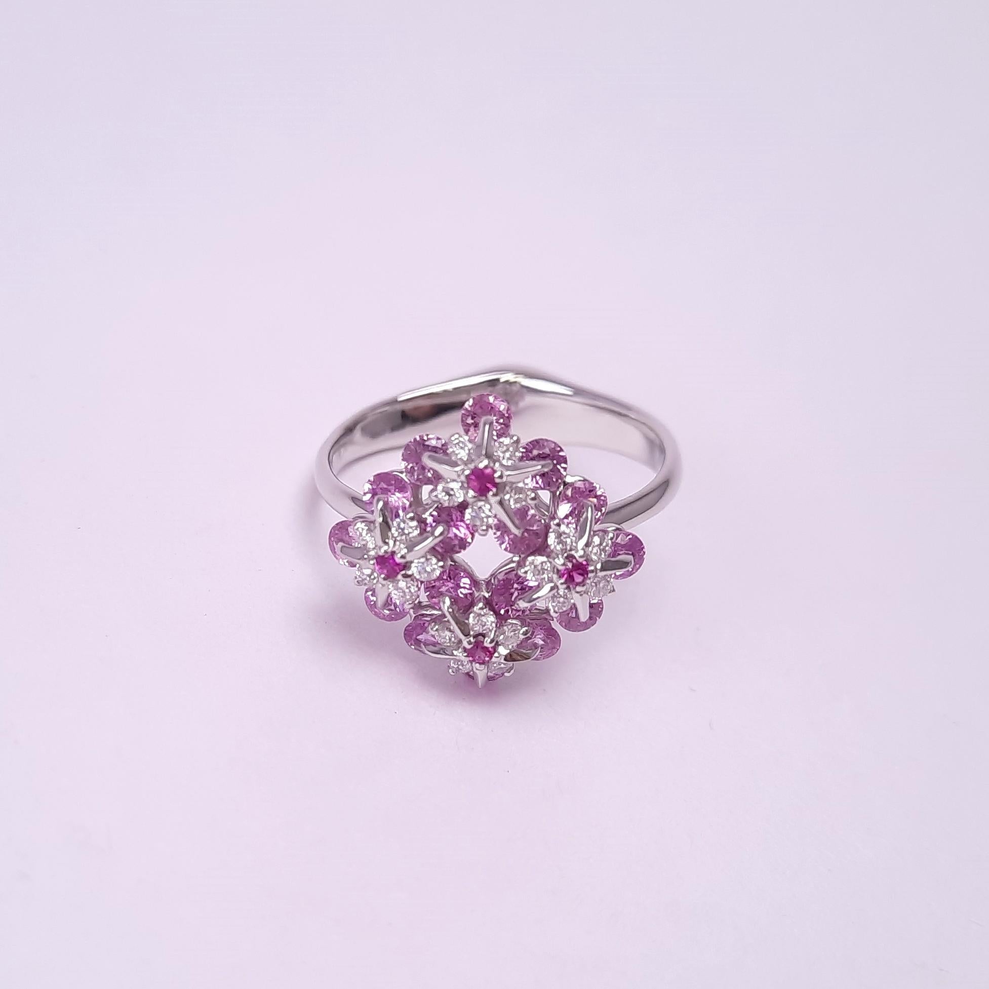 Symbole du souvenir et de l'amour éternel, la fleur Forget Me Not est devenue une fleur éternelle réalisée en or blanc 18 carats, diamants et saphirs roses. Montée en technologie Waltzing Brilliance, cette bague vivante sera un précieux souvenir de