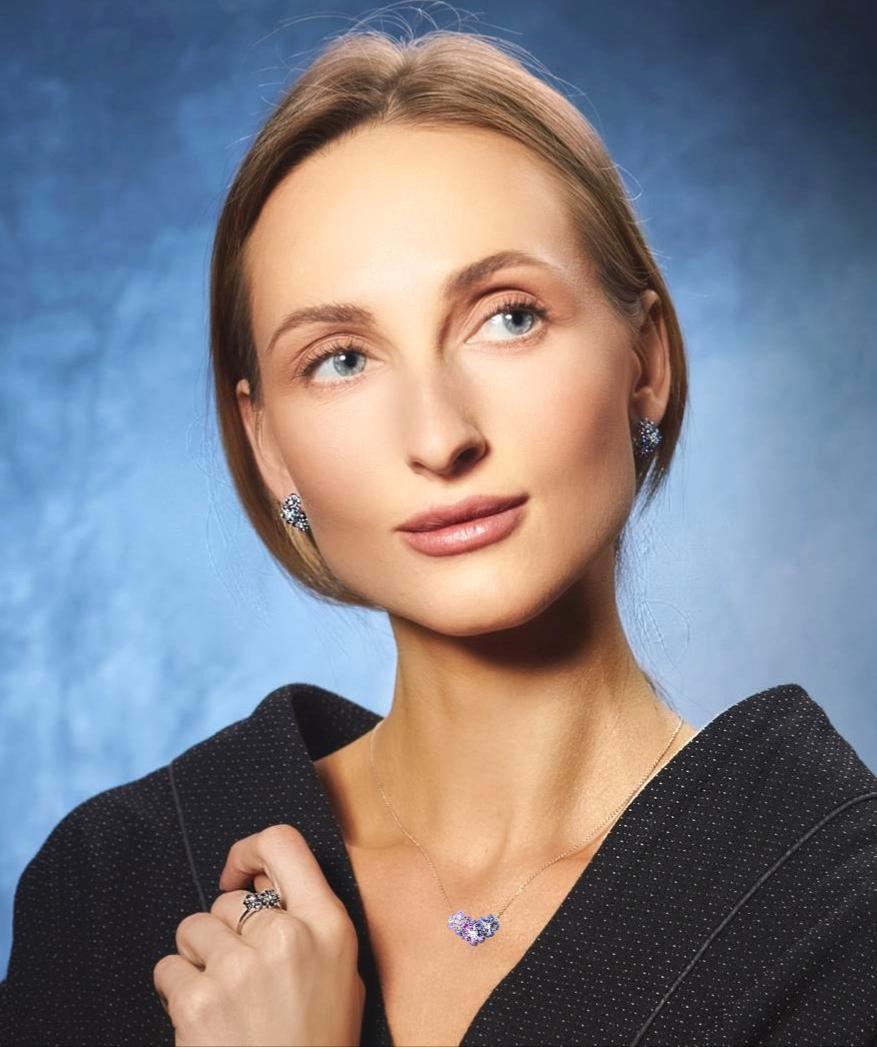 Collana con diamanti e zaffiri fantasia in oro bianco 18 carati MOISEIKIN In condizioni Nuovo in vendita a Hong Kong, HK