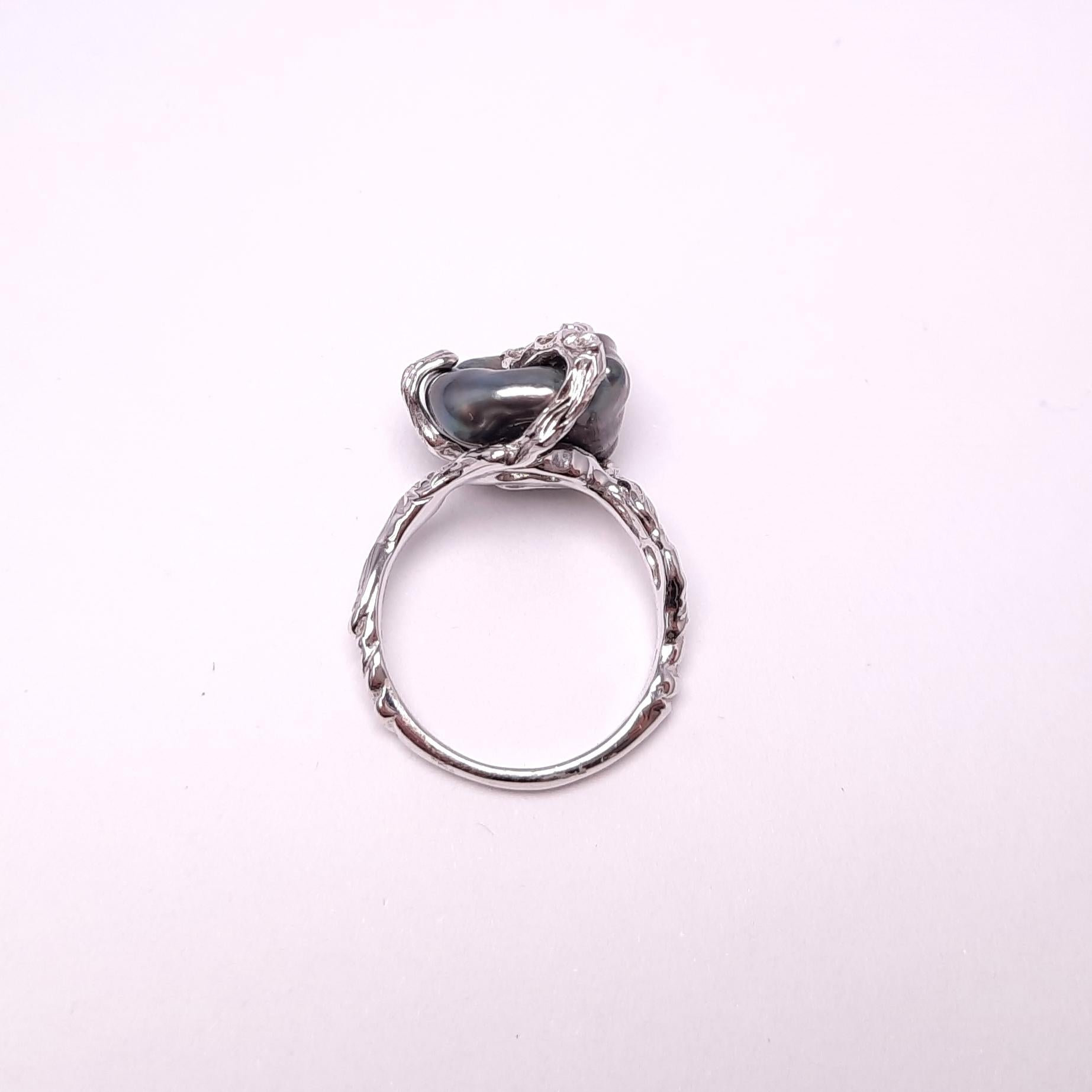 Taglio rotondo Anello Moiseikin in oro bianco 18 carati con perla Keshi e diamante fatti a mano in vendita