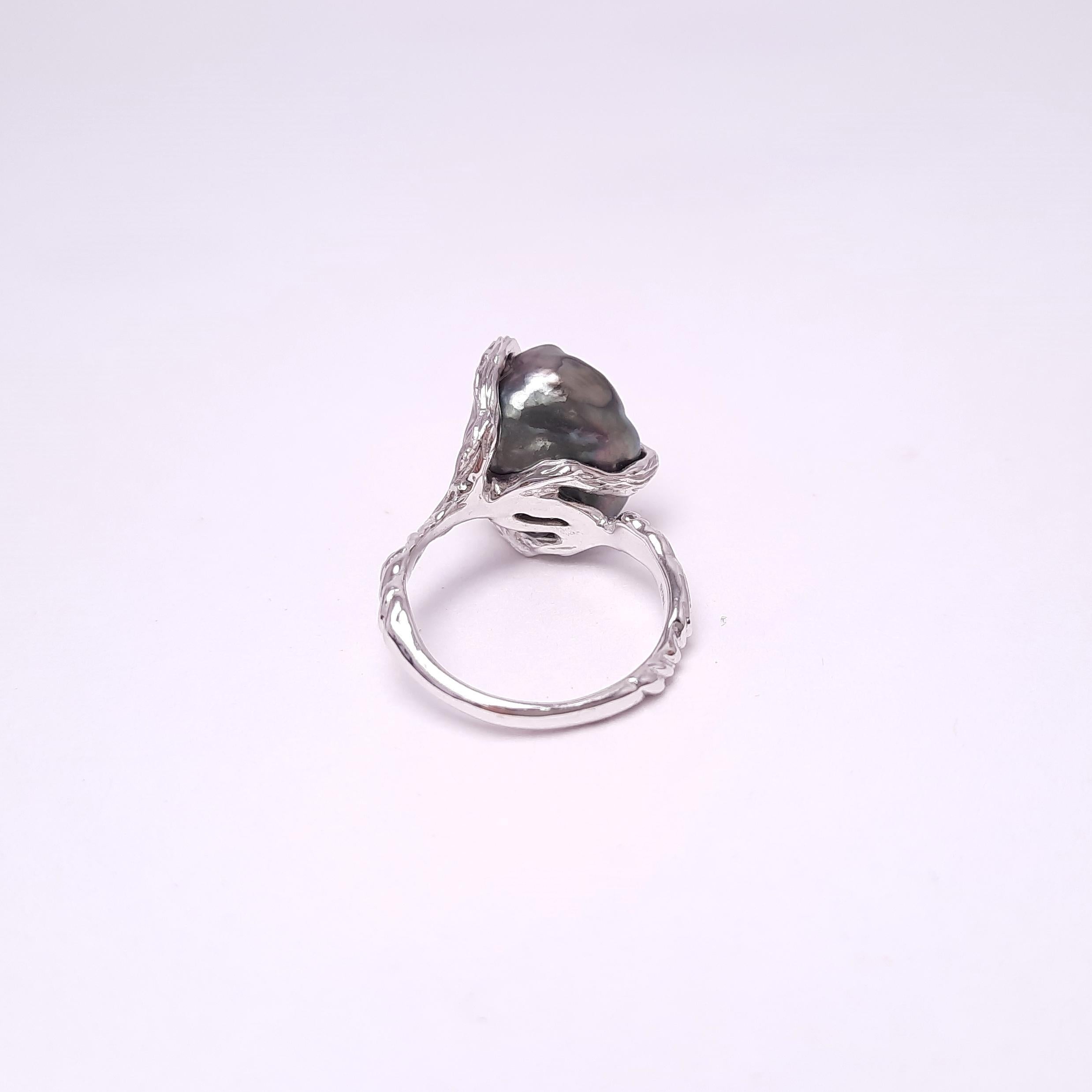 Anello Moiseikin in oro bianco 18 carati con perla Keshi e diamante fatti a mano In condizioni Nuovo in vendita a Hong Kong, HK