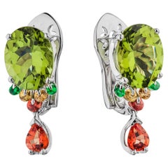 Orecchini con zaffiro e peridoto in oro bianco 18 carati MOISEIKIN