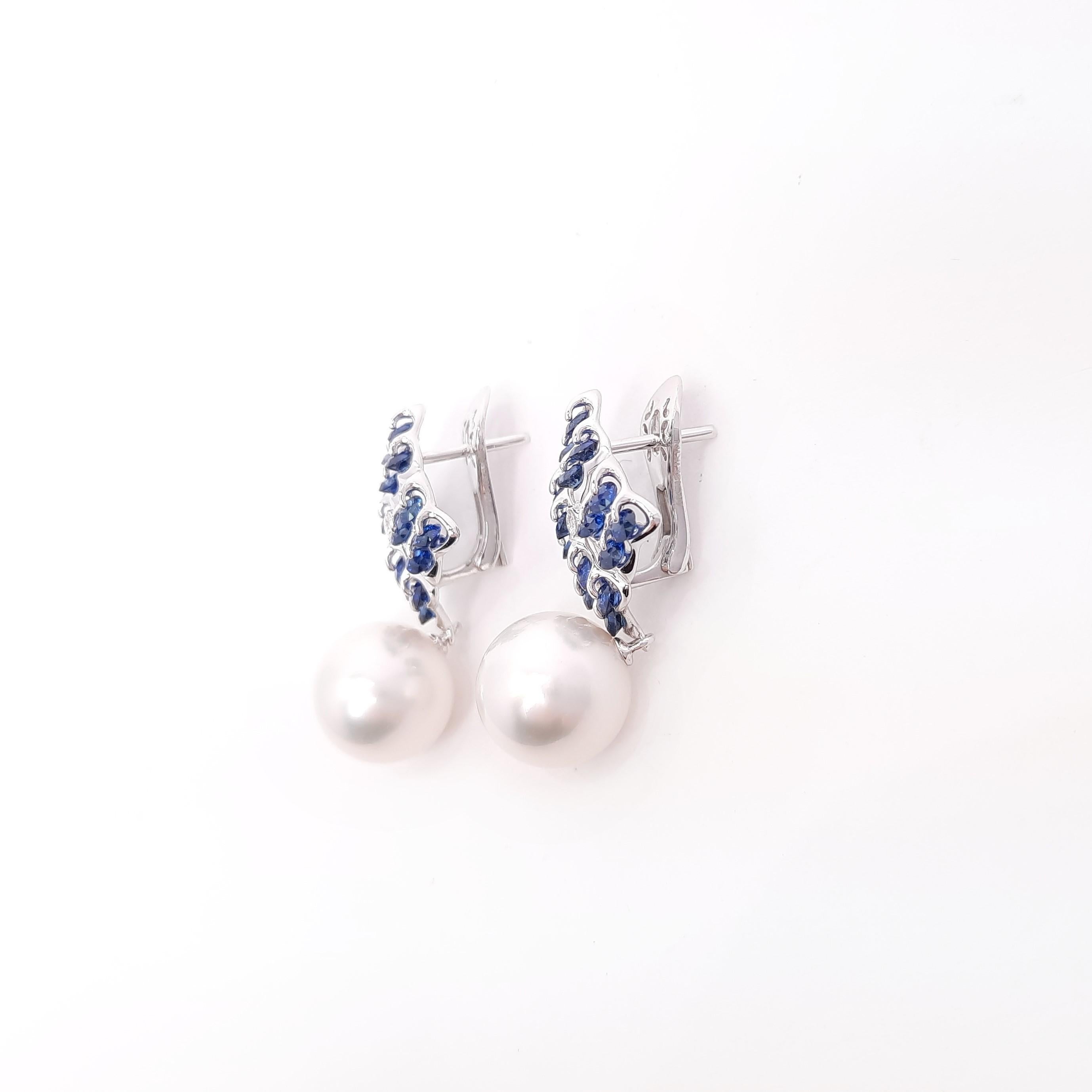 Contemporain Moiseikin, boucles d'oreilles en or blanc 18 carats, perles des mers du Sud rondes et saphirs en vente