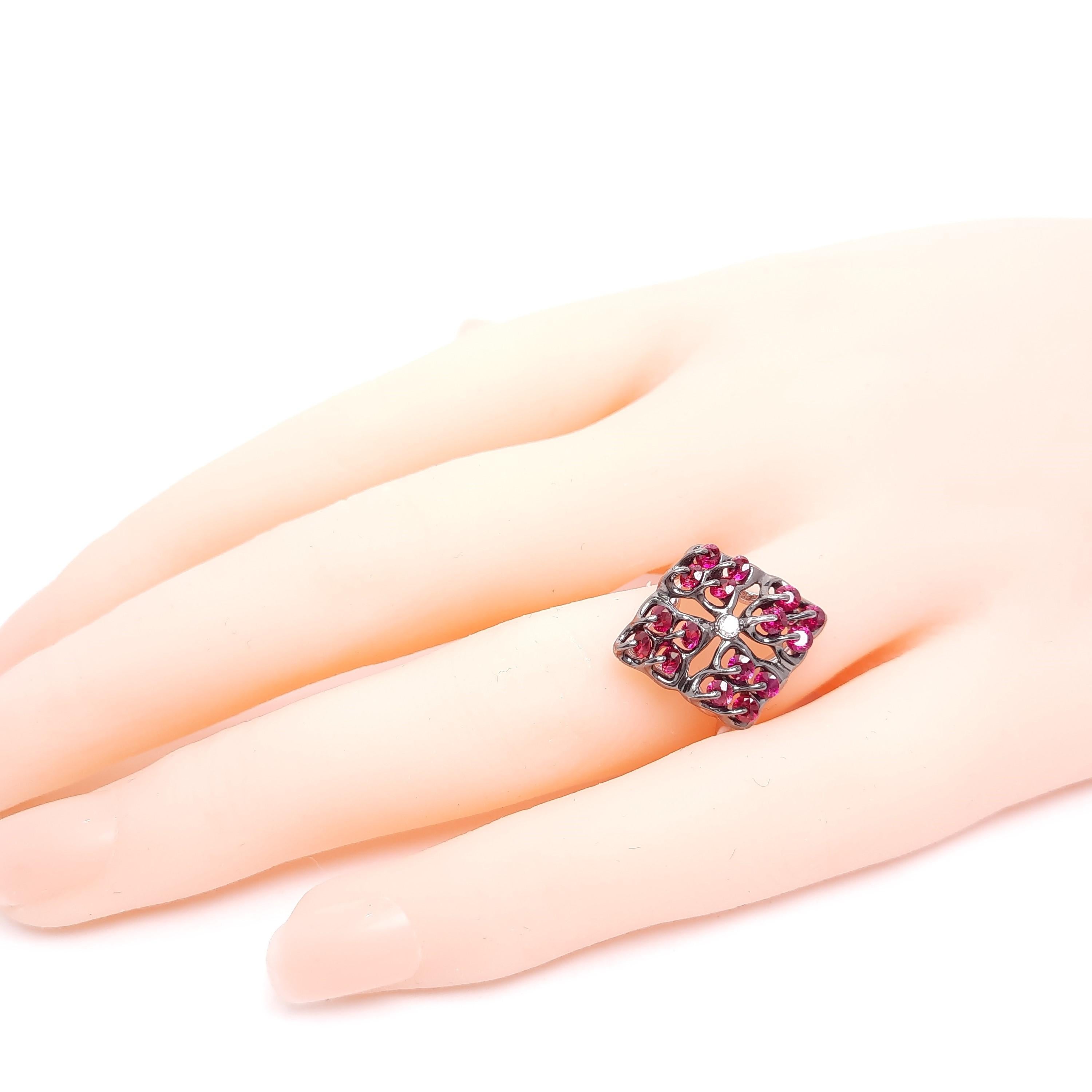 Moiseikin 18 Karat White Gold Ruby Ring In New Condition For Sale In Hong Kong, HK